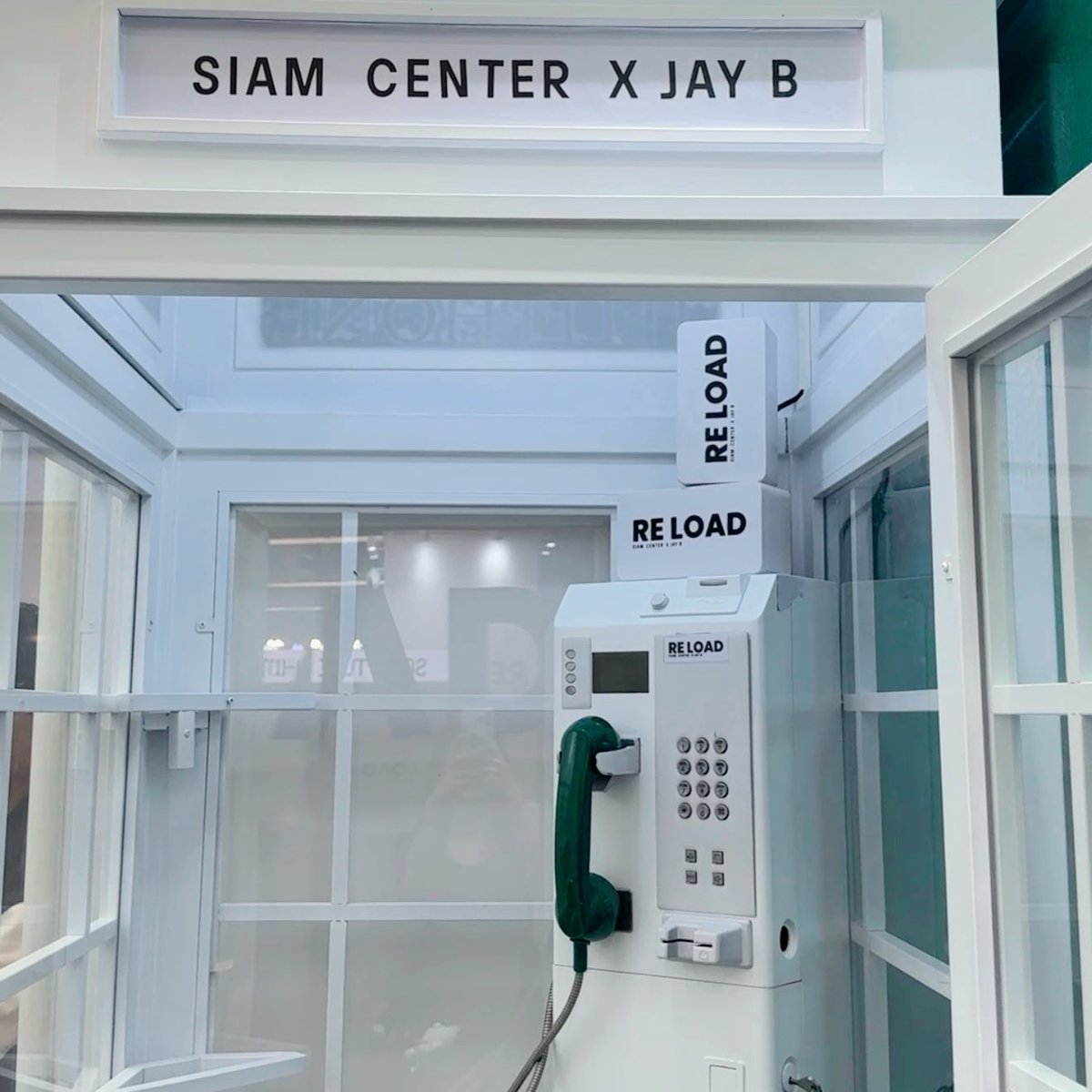 ajummabakorea's tweet photo. ใครมานิทรรศการอย่าเดินผ่านตู้โทรศัพท์นี้ไปนะ ลองยกหูโทรศัพท์ดู เขิลมาก 😳

#SiamCenterxJAYB
#สยามเซ็นเตอร์มีJAYB
#JAYB #제이비 

Siam Center x JAY B The 2nd Exhibition in Bangkok: RE LOAD
📍13 มกราคม - 3 กุมภาพันธ์ 2568 
📍Siam Center  เอเทรี่ยม 1 ชั้น G https://t.co/28yaFOPrrZ