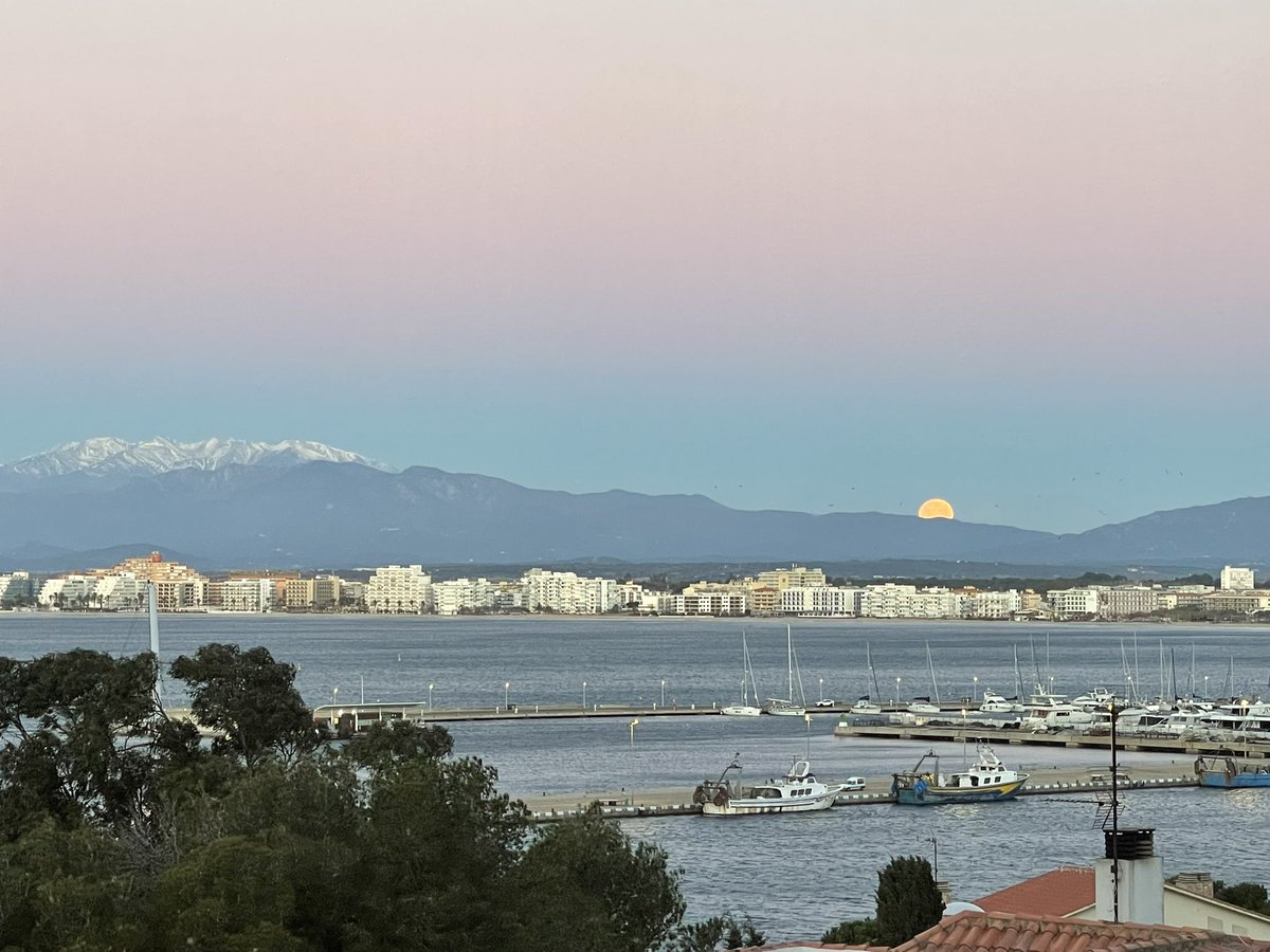 lostatsunset's tweet photo. La lluna plena d’en va a dormir
8:06 h , al costat del Canigó, un altra mati de tramuntana . 

#aRoses #AltEmporda #CostaBrava 
@eltempsTV3 #eltemps3cat @meteocat https://t.co/MeUGgnglfr