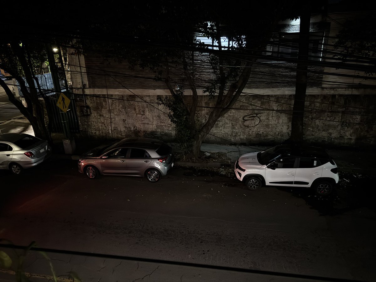 charliedelamora's tweet photo. @BJAlcaldia @ClaraBrugadaM la calle de Rumanía desde Zapata hasta Popocatépetl está sin luminarias o con poca luz. Le acaban de robar los espejos a mi cuñada por lo mismo. Porfa resuelvan el problema de la luz en la colonia portales sur sobre todo en esta calle donde vivo. https://t.co/ATAQUggcEh
