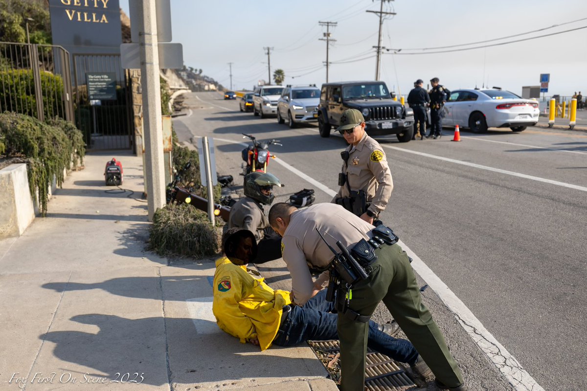 AlexandriaHrndz's tweet image. JUST IN: Photos of at least one person arrested on for impersonating a firefighter in the Palisades Fire evacuation area yesterday. I’m told the impersonator was accompanied by another individual who was also arrested. Courtesy: Eric Fox/ Fox First On Scene
@FoxNews