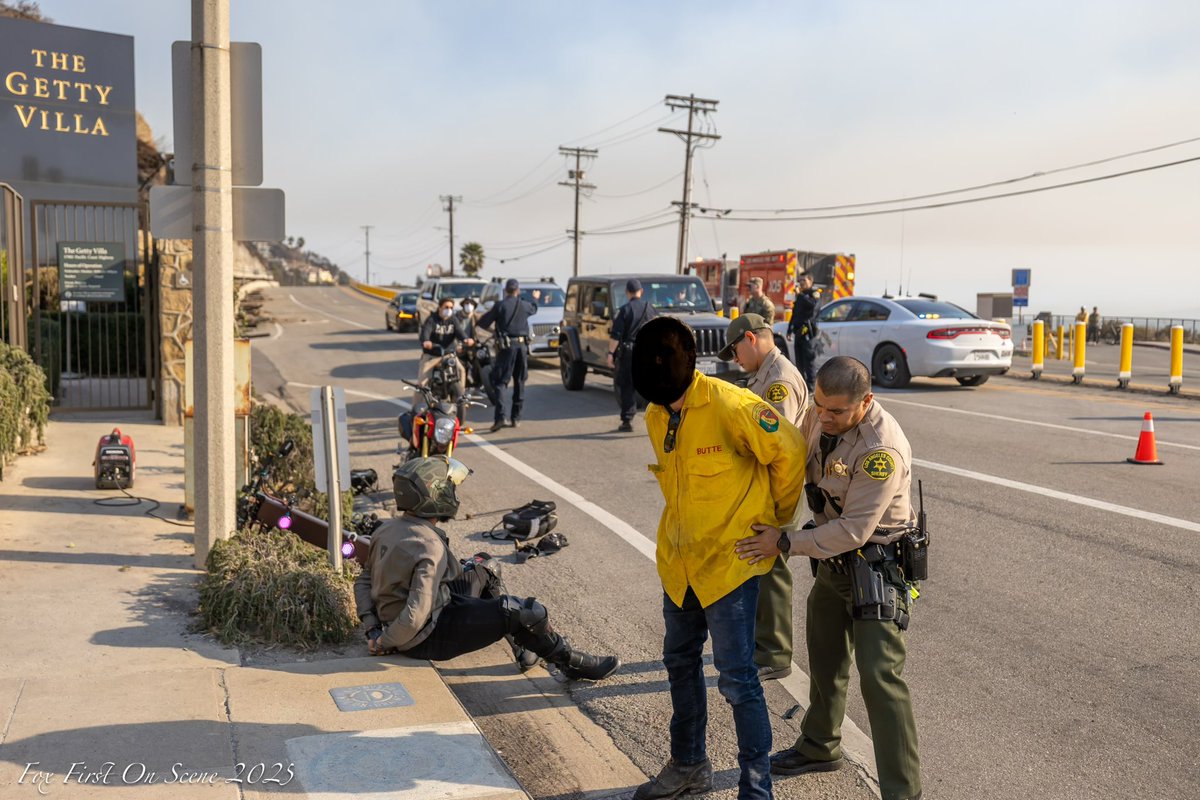 AlexandriaHrndz's tweet image. JUST IN: Photos of at least one person arrested on for impersonating a firefighter in the Palisades Fire evacuation area yesterday. I’m told the impersonator was accompanied by another individual who was also arrested. Courtesy: Eric Fox/ Fox First On Scene
@FoxNews