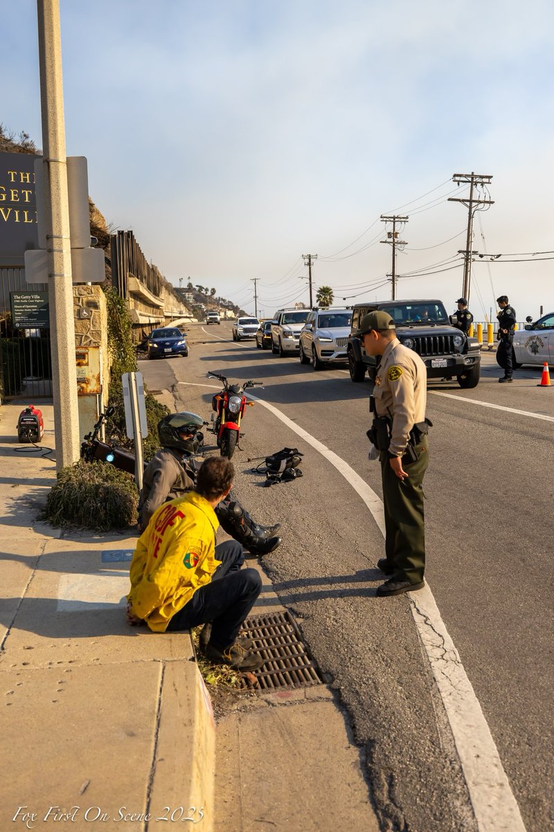 AlexandriaHrndz's tweet image. JUST IN: Photos of at least one person arrested on for impersonating a firefighter in the Palisades Fire evacuation area yesterday. I’m told the impersonator was accompanied by another individual who was also arrested. Courtesy: Eric Fox/ Fox First On Scene
@FoxNews