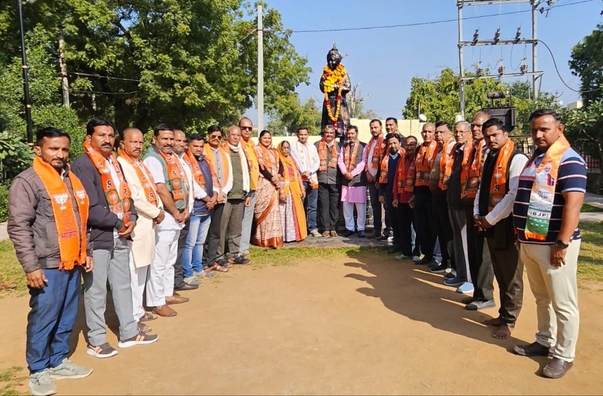 युवा दिवस के दिन युवा चिराग रावल ने अपने नए दायित्व की शुरुआत युवान प्रेरक श्री विवेकानंद जी को माला पहनाकर की, मंडल के सभी ऊर्जावान कार्यकर्ताओं ने उत्साह से ये दिवस मनाया <a href="/lumbaram64/">Lumbaram Choudhary</a> <a href="/otaramjidewasi/">Otaram Dewasi</a>