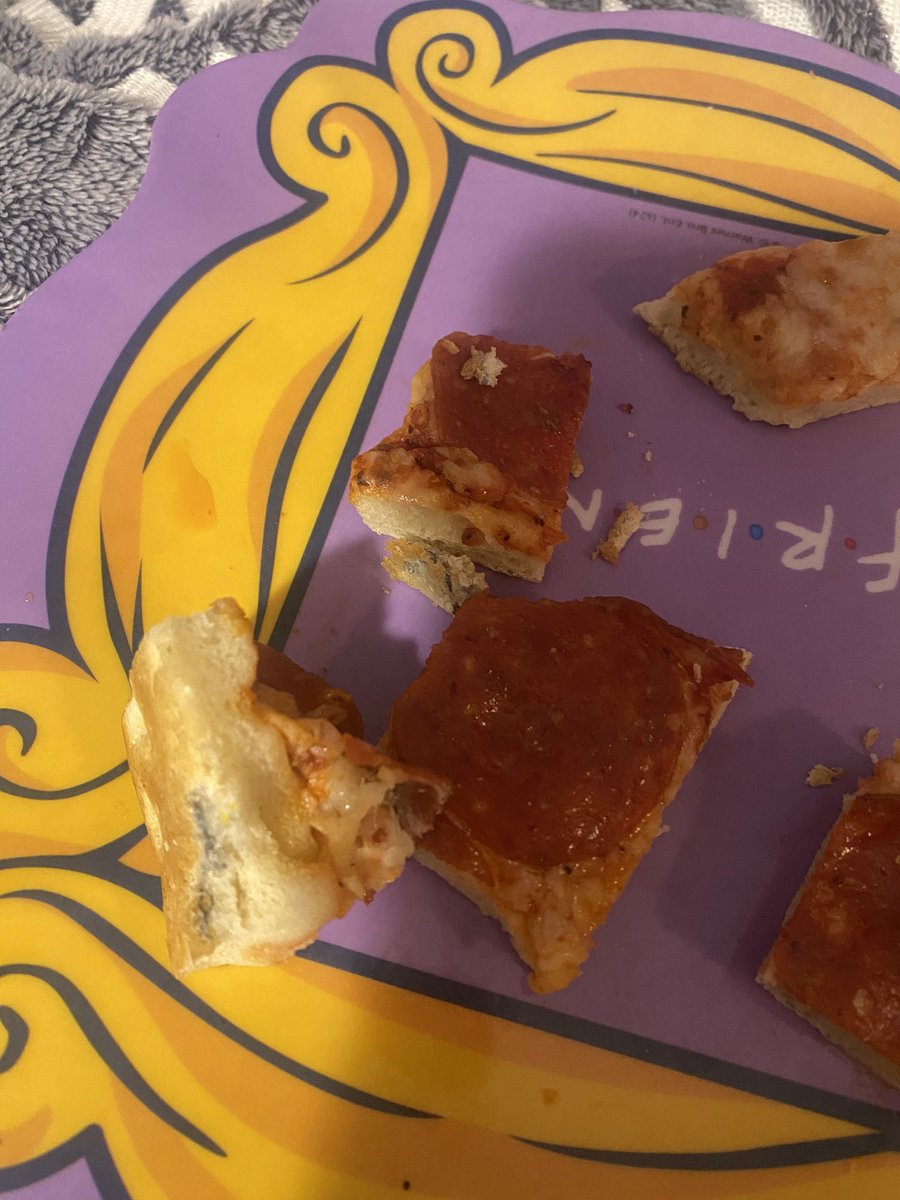 LilysHolly's tweet photo. @COFEPRIS hoy pedí una pizza de @littlecaesarsmx y tiene moho, ya nos habíamos comido gran parte y me di cuenta porque a mi niña de 4 años se la partimos. Se supone que son frescas y nos salió esta porquería https://t.co/ar8oJ0gRXl