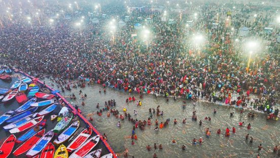 imAbelwal's tweet photo. Thousands of devotees take a holy dip in Triveni Sangam - a scared confluence of rivers Ganga, Yamuna and 'mystical' Saraswati as today, January 13 - Paush Purnima marks the beginning of the 45-day-long 

#MahaKumbh2025 #MahaKumbhMela2025 #khumb #PrayagrajMahakumbh2025 https://t.co/ZSXQyIKfsn