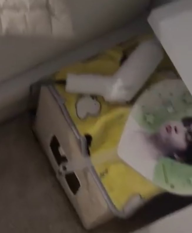 침대맡에 웅치와 확인