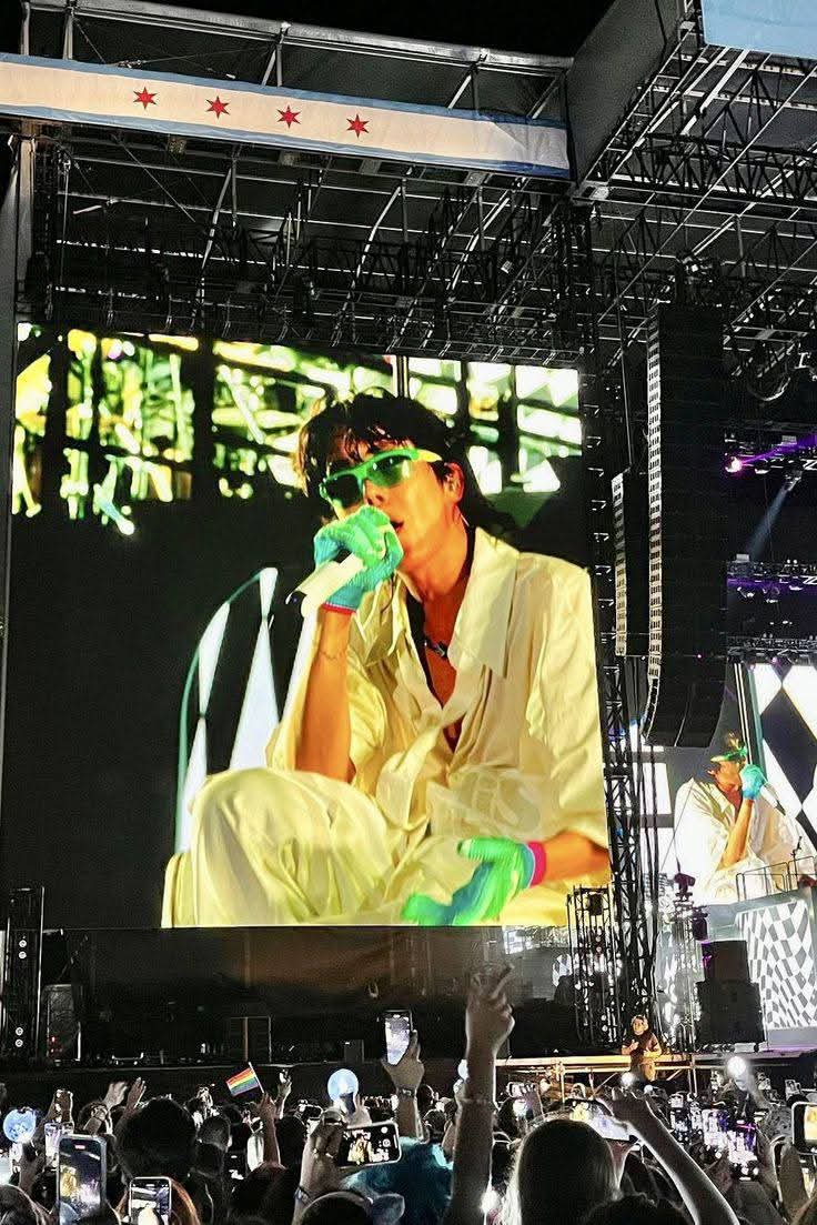 winnttaebear's tweet photo. hobi on big screen https://t.co/CvLqUApblv
