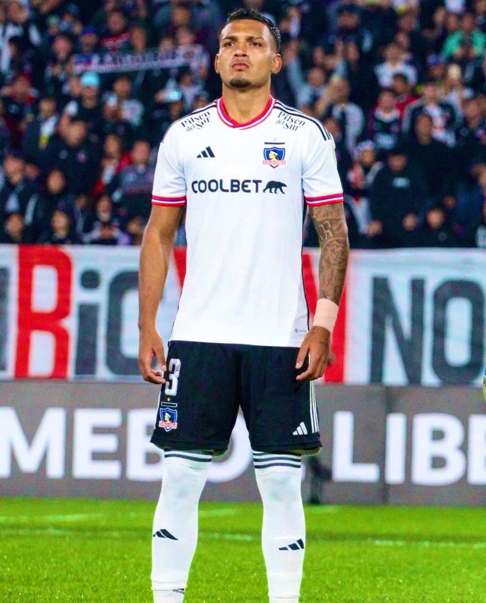 elfulcro_'s tweet photo. 2025 será su año.

 #VamosColoColo https://t.co/Zfkjt4Cq8h