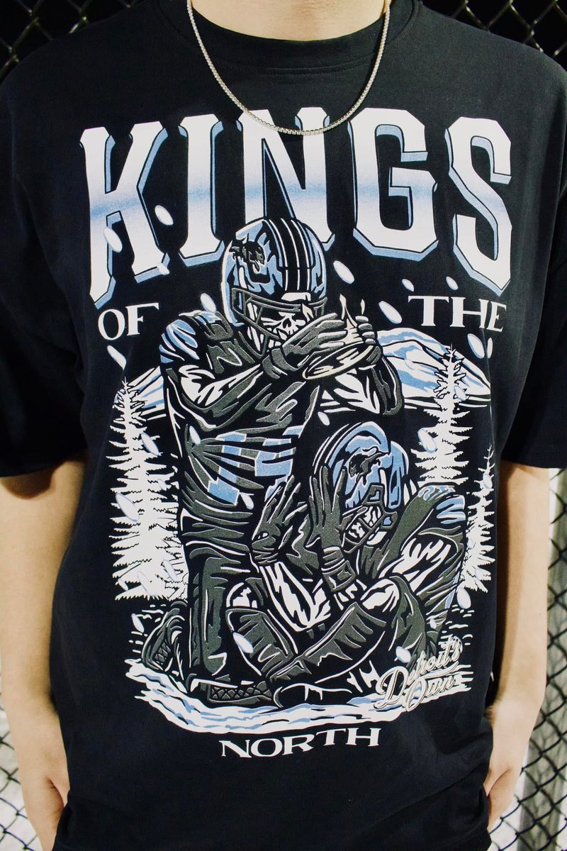 DO_Apparel_'s tweet photo. LIVE NOW | DO x KINGS OF THE NORTH 🦁👑

Click the link to check out the store and place and order: https://t.co/5FxsZVP6er

All orders will be shipped out before the Lions Divisional Game, so everyone can rock this exclusive collection for the BIG game! 🏆

#Grit #Detroit https://t.co/HE3lDZWGYw