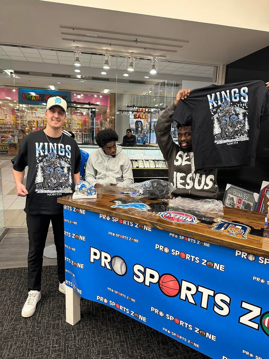 DO_Apparel_'s tweet photo. LIVE NOW | DO x KINGS OF THE NORTH 🦁👑

Click the link to check out the store and place and order: https://t.co/5FxsZVP6er

All orders will be shipped out before the Lions Divisional Game, so everyone can rock this exclusive collection for the BIG game! 🏆

#Grit #Detroit https://t.co/HE3lDZWGYw