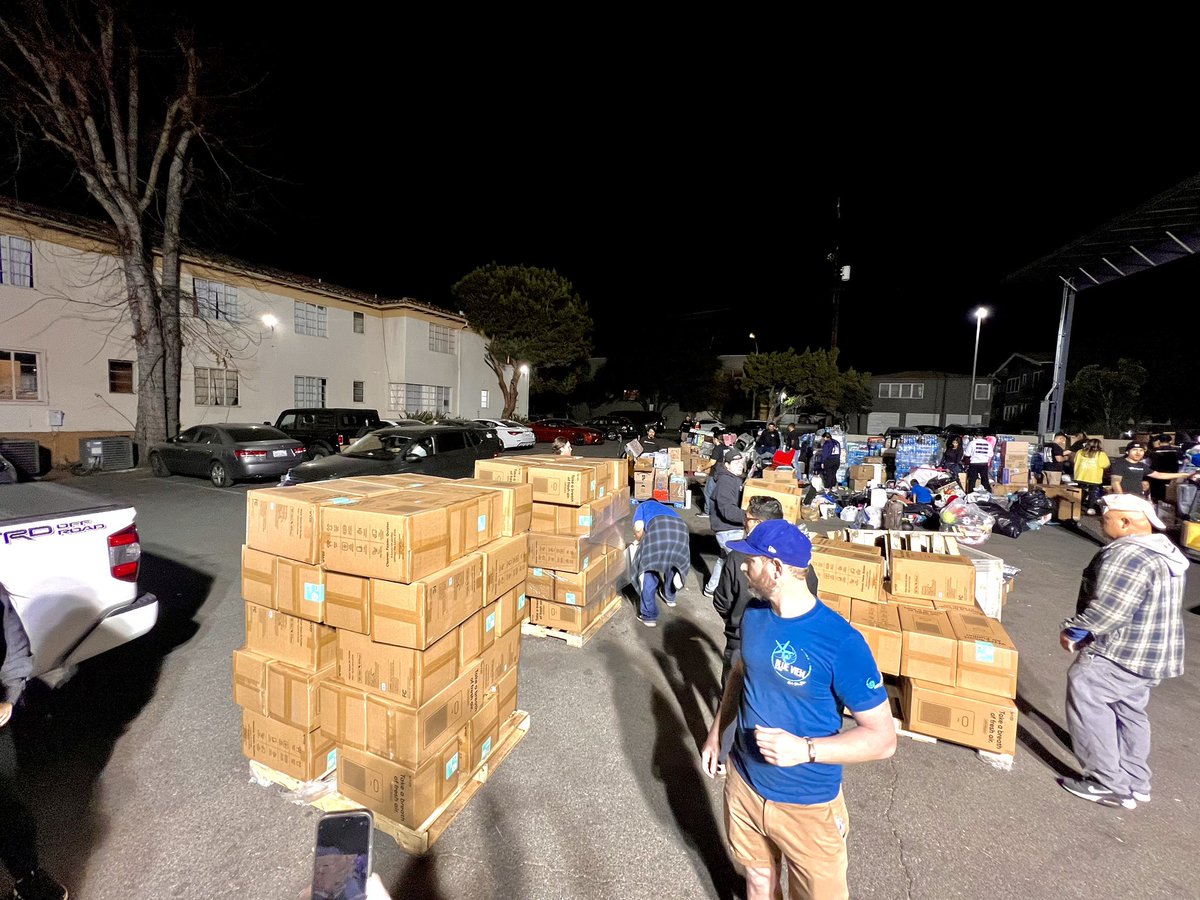 WyzeCam's tweet photo. Our entire team at Wyze has had the people of Los Angeles in our prayers this week, but we wanted to DO something. 

We have donated 100 Wyze Air Purifiers with Wildfire Filters to @ChefGruel and @LaurenGruel.

We are committed to do even more.

We love you LA 🫶 https://t.co/jF6fRzR3V6
