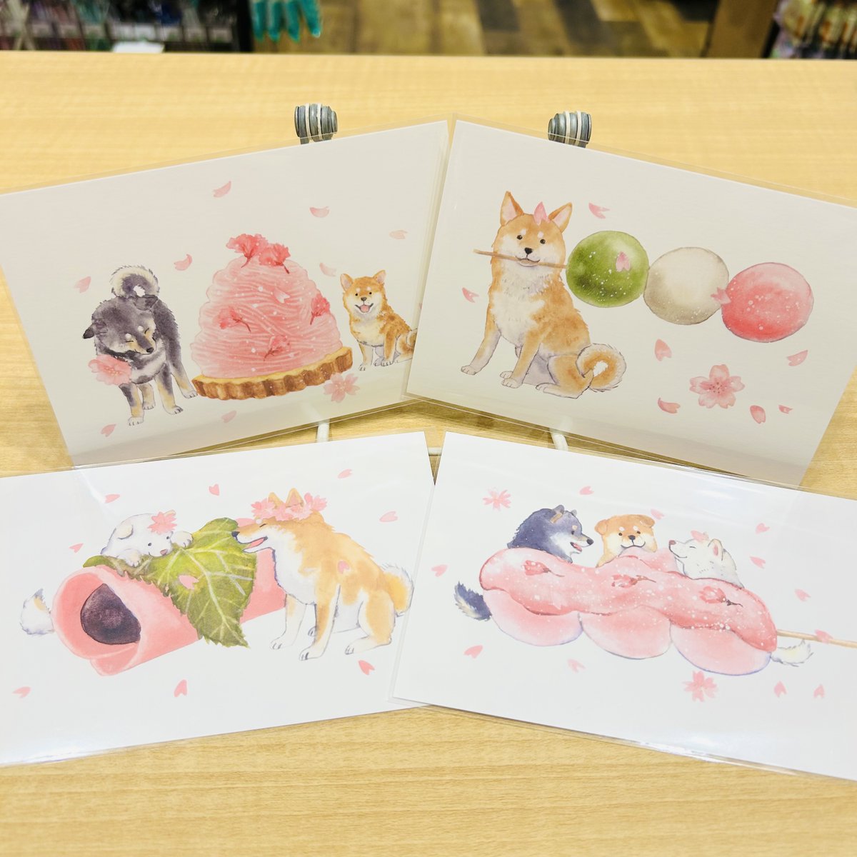 libretto_zm's tweet photo. 村田夏佳さんイラストの新作ポストカード入荷いたしました🌸

今回���、眺めるだけであたたかい気持ちになれる春仕様のイラストです😊

その他にも様々な絵柄もございますので、ぜひ店頭でご覧ください！
皆様のご来店お待ちしております♪

#座間イオン
#リブレットマーケット
#村田夏佳
#柴犬 https://t.co/dMErcz8HjH