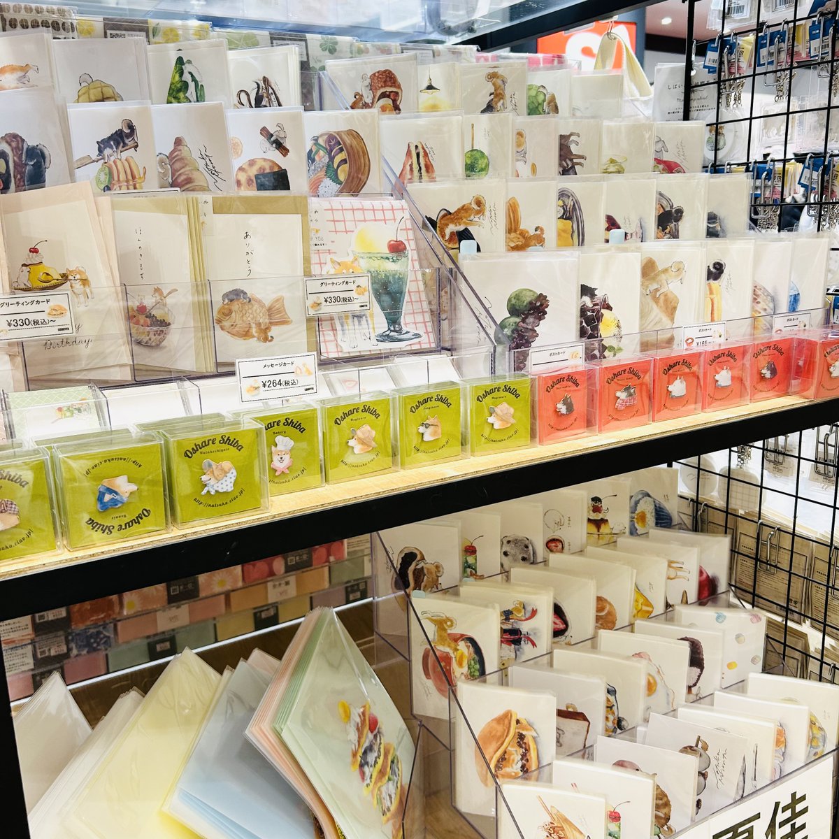 libretto_zm's tweet photo. 村田夏佳さんイラストの新作ポストカード入荷いたしました🌸

今回���、眺めるだけであたたかい気持ちになれる春仕様のイラストです😊

その他にも様々な絵柄もございますので、ぜひ店頭でご覧ください！
皆様のご来店お待ちしております♪

#座間イオン
#リブレットマーケット
#村田夏佳
#柴犬 https://t.co/dMErcz8HjH
