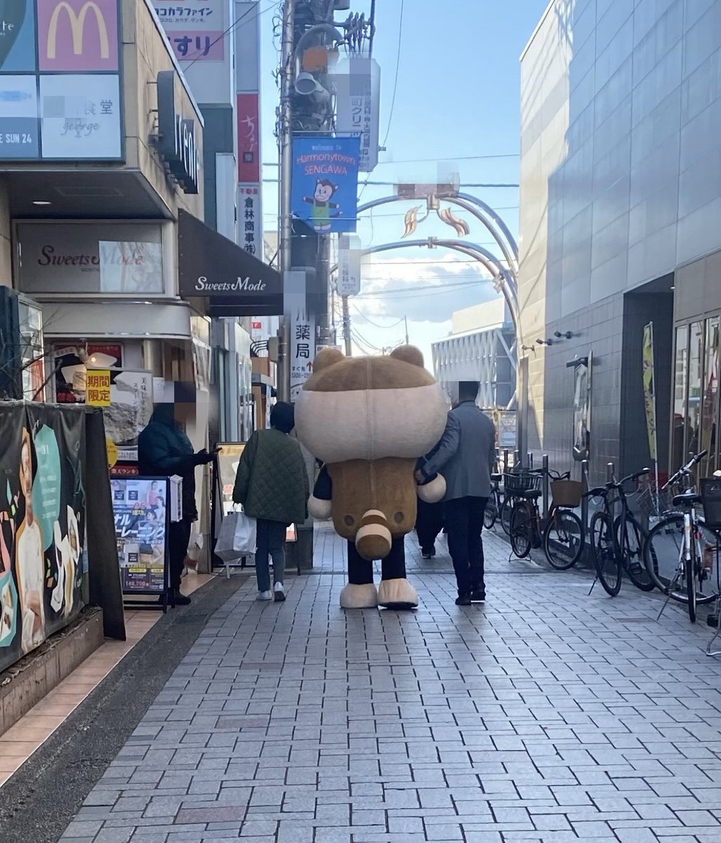 何かが支えられて歩いてた
