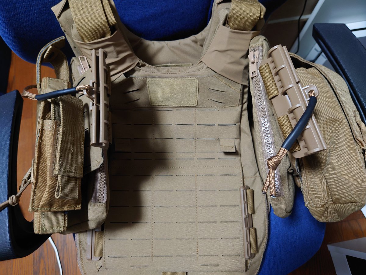 rifle_training's tweet photo. 米海兵隊の新型プレートキャリアのレプリカになります。現在レイアウト中です。😊

野戦を想定している軍事組織はどっちかと言うとプレートキャリアに装備集約すると思うで今回もアーマーに集約していきます。

実務してみて、ファーストラインも組んだ事がありますが、理由として合わなかった。 https://t.co/ljLrfBc077