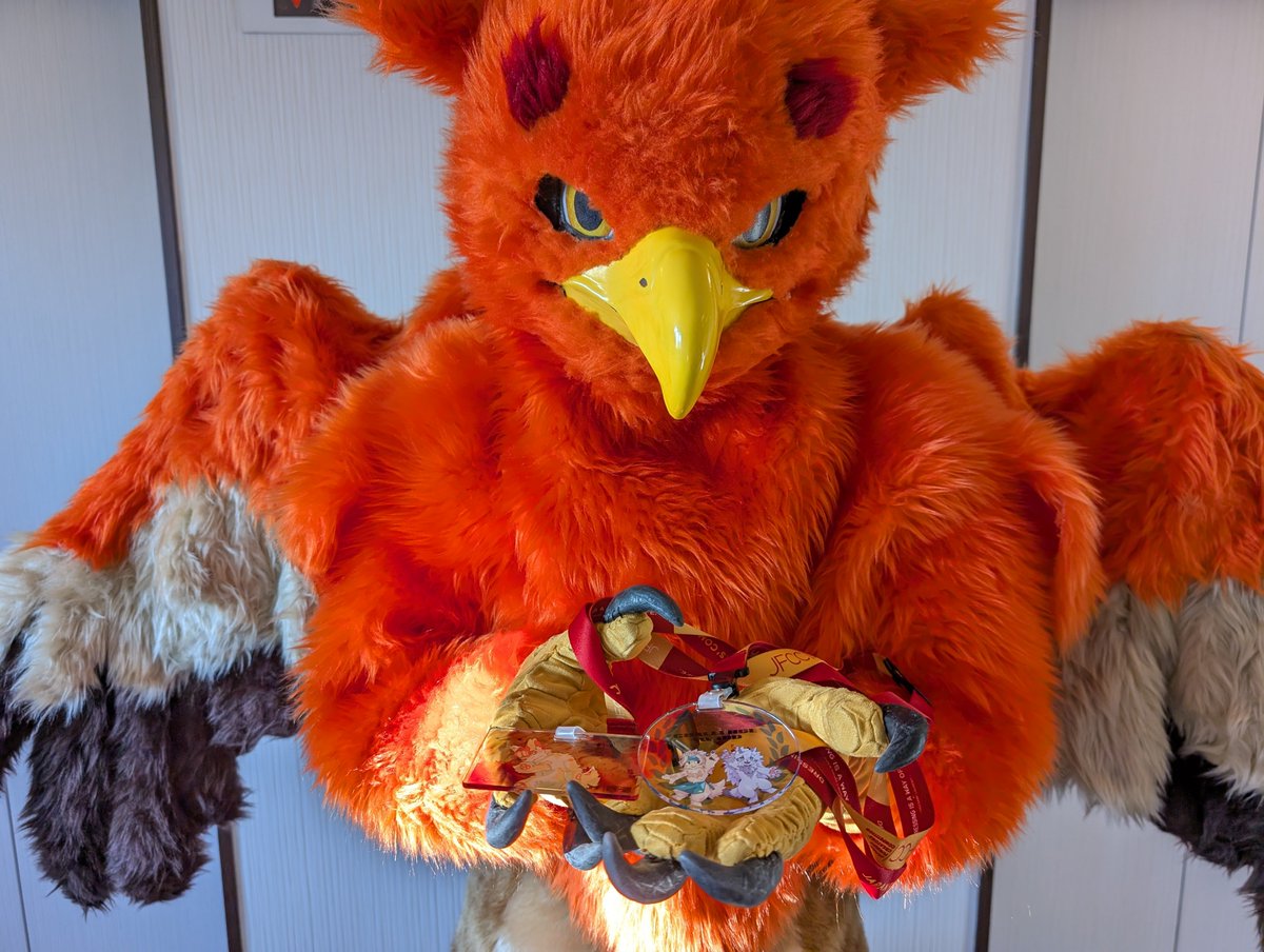 WingsofGriffin's tweet image. 改めましてJMoFお疲れ様でした！
今回の1番の目的である着ぐるみクリエイターコンテストですが、めでたく挑戦賞を頂きました🏅
またうちのタカとグリフィンのメインキャラ3匹が初めて揃ったJMoFでもありました！

色々盛りだくさんの3日間、遊んでくれた皆様ありがとうございました！！

良いお年を！