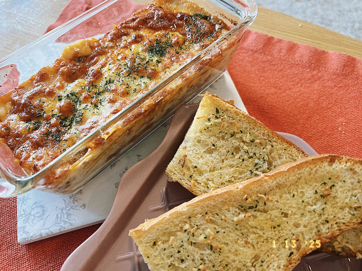 sally_amaki's tweet image. 今朝もお仕事前に作ったよ❤︎✨
ラザニアとガーリックブレッド🧈🥖
タルト作った時の生クリーム余ってたから、それでまずバター作った🧈❤︎
I’m my own private chef 👩‍🍳