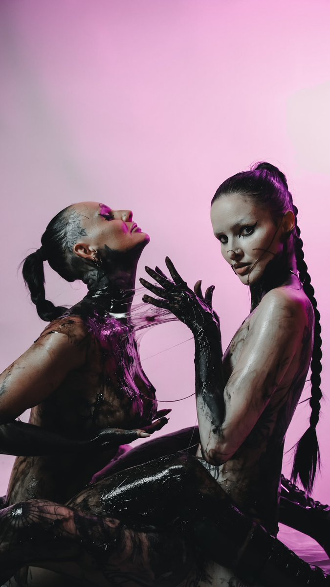 BizzyCreative's tweet photo. Anyone like slime? Model @_rileyfoxx https://t.co/UOspUknLsL