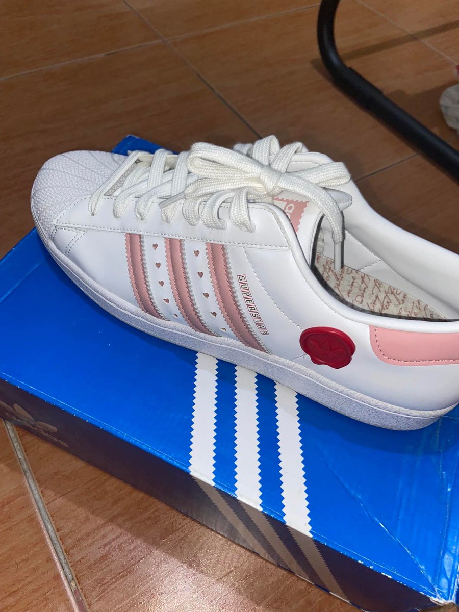 ITSME4MANDA's tweet photo. WTS LFB

adidas Superstar 'Valentine's Day 2023 - Scarlet' IE6976

- 10/10 condition
- only used once
- 3500 php (negotiable)
- size: 11.5 US 

mop: gcash or bank transfer
can do meet ups
mod: lalamove lbc gogoxpress

wts lfb preloved clothes shoes https://t.co/kaoma9JZhw