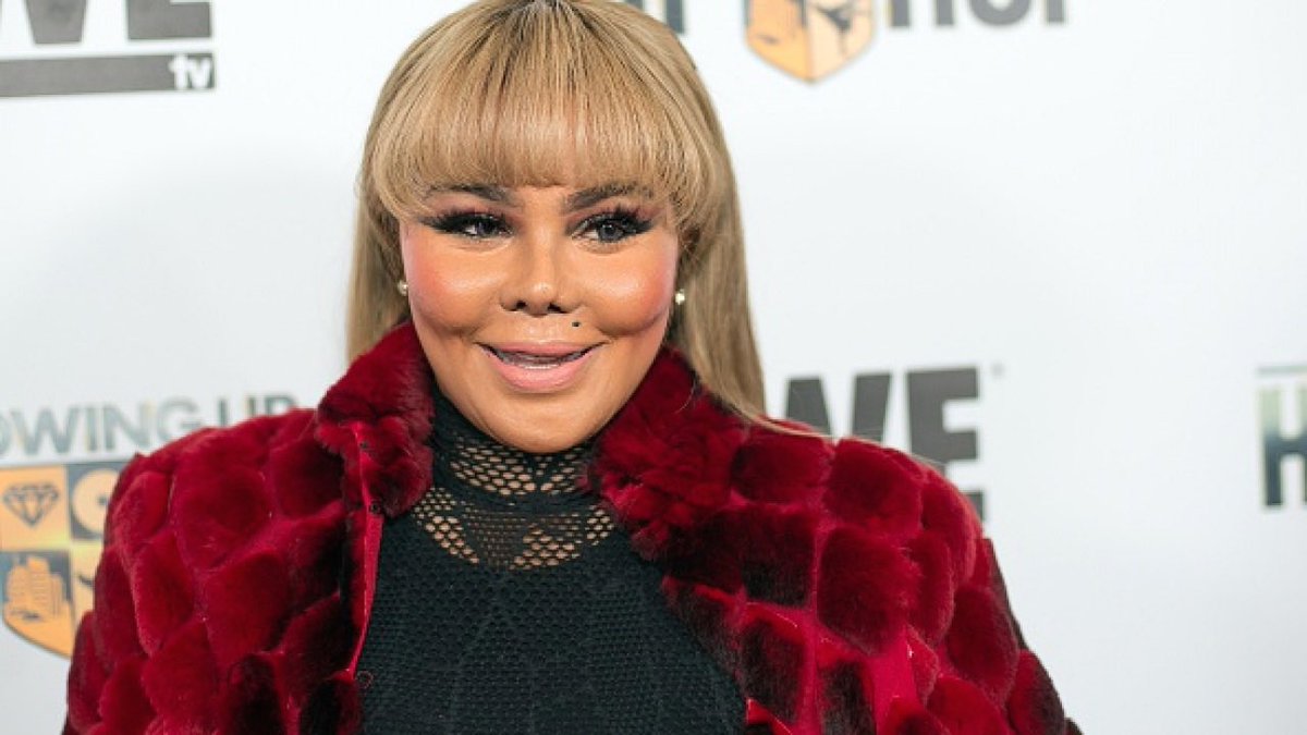 ThisAMakkTruck1's tweet photo. Lil Kim has donated all the revenue she has made from her album “9” to the victims of the California Fire! https://t.co/WozMeY8XNx