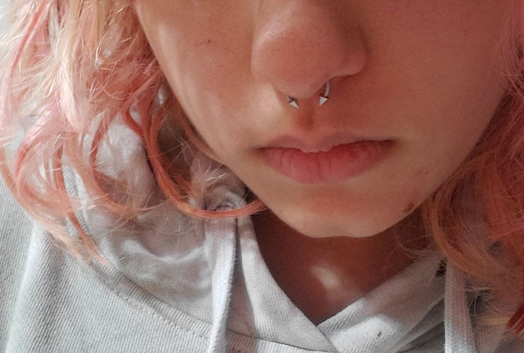 kittyspitt's tweet photo. guess who just did a septum piercing in their sisters bedroom https://t.co/hOxxmGcXt8