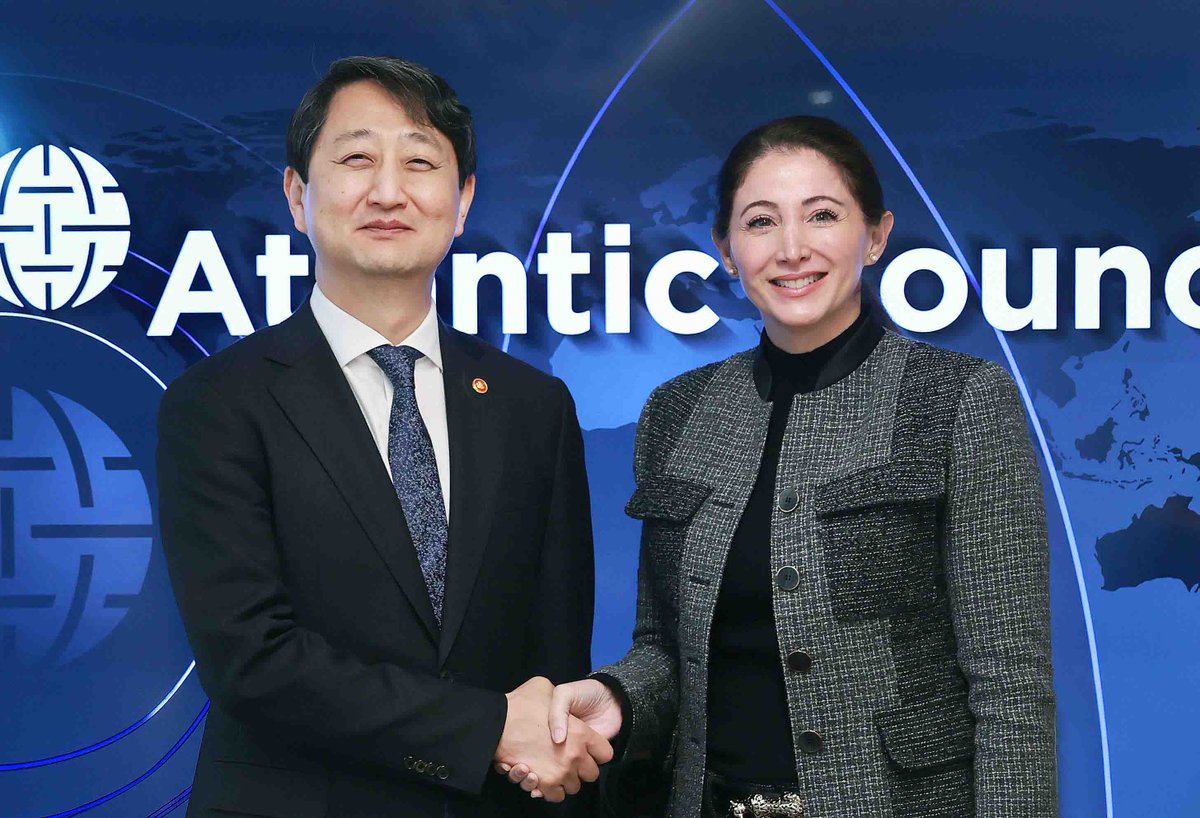 MOTIRKoreaEng's tweet image. #MOTIE Minister Dukgeun Ahn of the Republic of #Korea held talks with Atlantic Council Global Energy Center’s Distinguished Fellow Julia Nesheiwat on January 9 (local time) in #Washington D.C. to discuss Korea-U.S. cooperation in #shipbuilding.
 👉english.motie.go.kr/eng/article/EA…
#USA