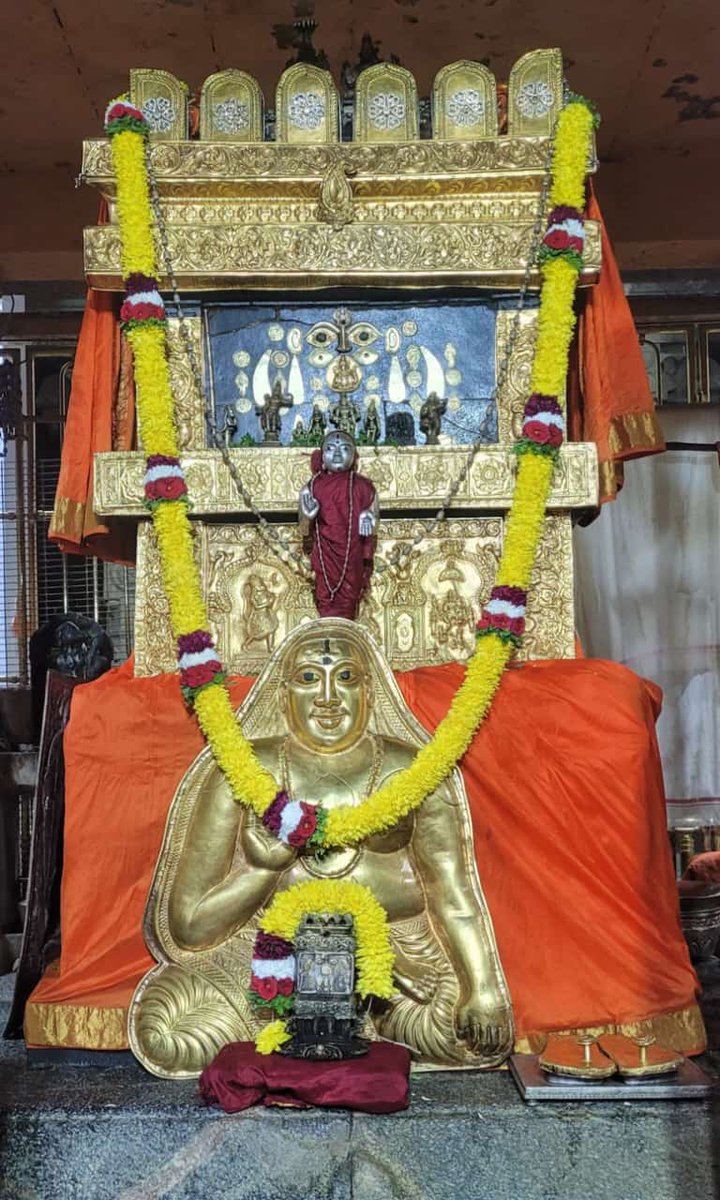 Jaggesh2's tweet photo. ಇಂದಿನ ರಾಯರ ಬೃಂದಾವನ ಅಲಂಕಾರ ದರ್ಶನ 🙏 https://t.co/bNsSWPKAmZ