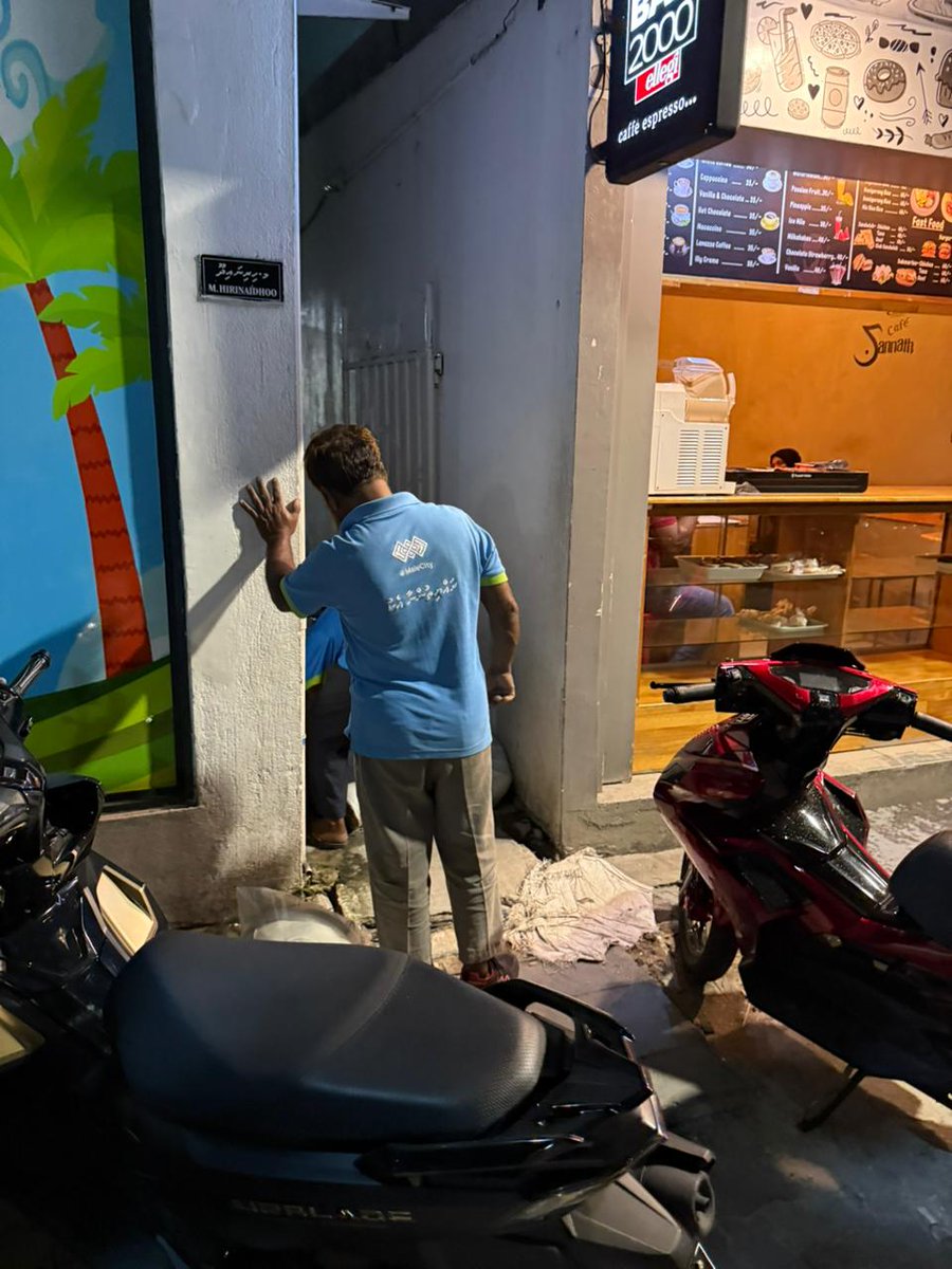 NDMAmv's tweet photo. ބޯކޮށް ވާރޭ ވެހުމުގެ ސަބަބުން މާލޭގައި ފެން ބޮޑުވާކަމަށް ފާހަގަކުރެވޭ ، ނާޒުކު 56 ގެއެއްގައި ވެލިބަސްތާ ޖެހުމުގެ މަސައްކަތް  @MaleCitymv   ކައުންސިލުން  ރޭގައިވަނީ  ކުރިއަށް  ގެންގޮސްފައި. https://t.co/nEQlfwZv3l