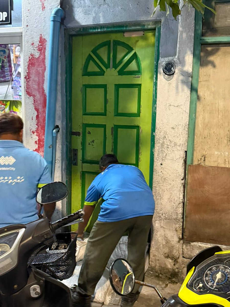 NDMAmv's tweet photo. ބޯކޮށް ވާރޭ ވެހުމުގެ ސަބަބުން މާލޭގައި ފެން ބޮޑުވާކަމަށް ފާހަގަކުރެވޭ ، ނާޒުކު 56 ގެއެއްގައި ވެލިބަސްތާ ޖެހުމުގެ މަސައްކަތް  @MaleCitymv   ކައުންސިލުން  ރޭގައިވަނީ  ކުރިއަށް  ގެންގޮސްފައި. https://t.co/nEQlfwZv3l
