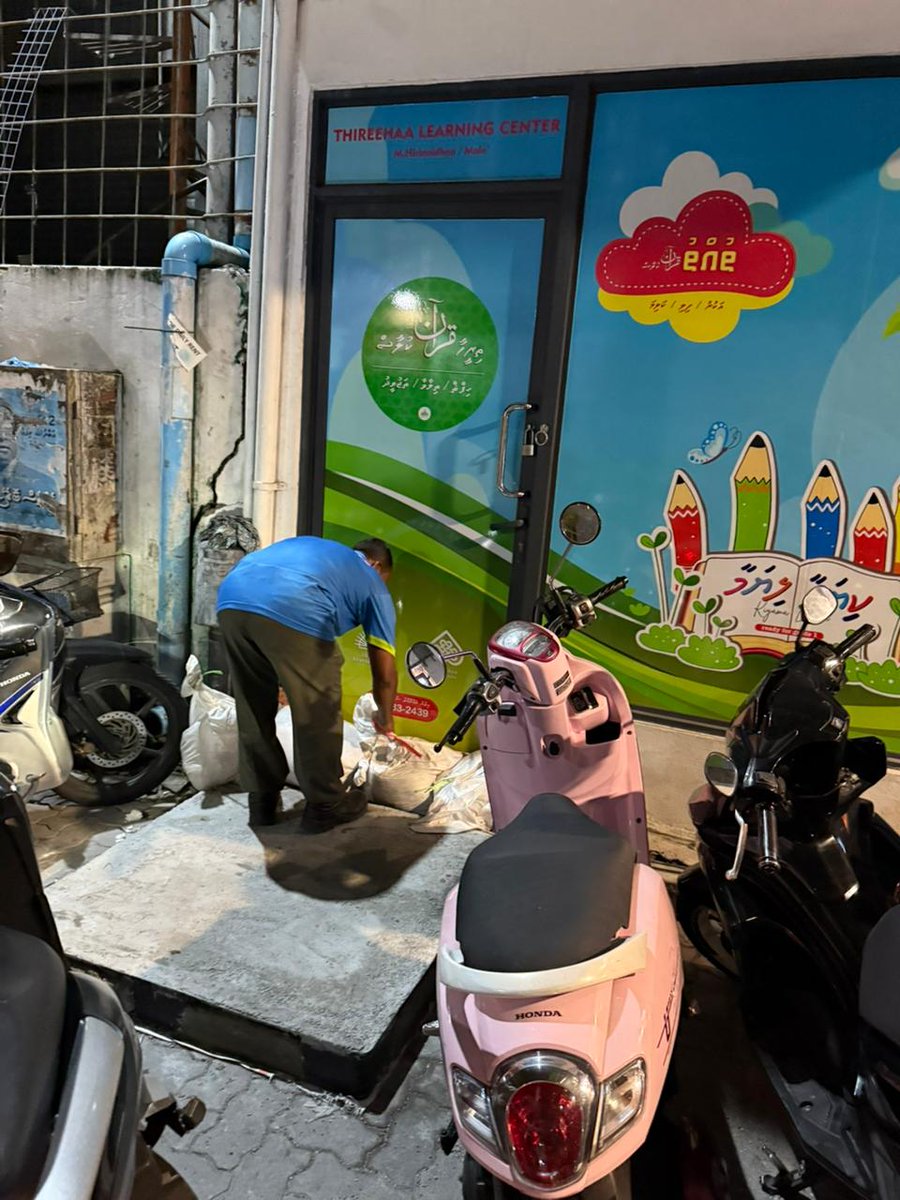 NDMAmv's tweet photo. ބޯކޮށް ވާރޭ ވެހުމުގެ ސަބަބުން މާލޭގައި ފެން ބޮޑުވާކަމަށް ފާހަގަކުރެވޭ ، ނާޒުކު 56 ގެއެއްގައި ވެލިބަސްތާ ޖެހުމުގެ މަސައްކަތް  @MaleCitymv   ކައުންސިލުން  ރޭގައިވަނީ  ކުރިއަށް  ގެންގޮސްފައި. https://t.co/nEQlfwZv3l