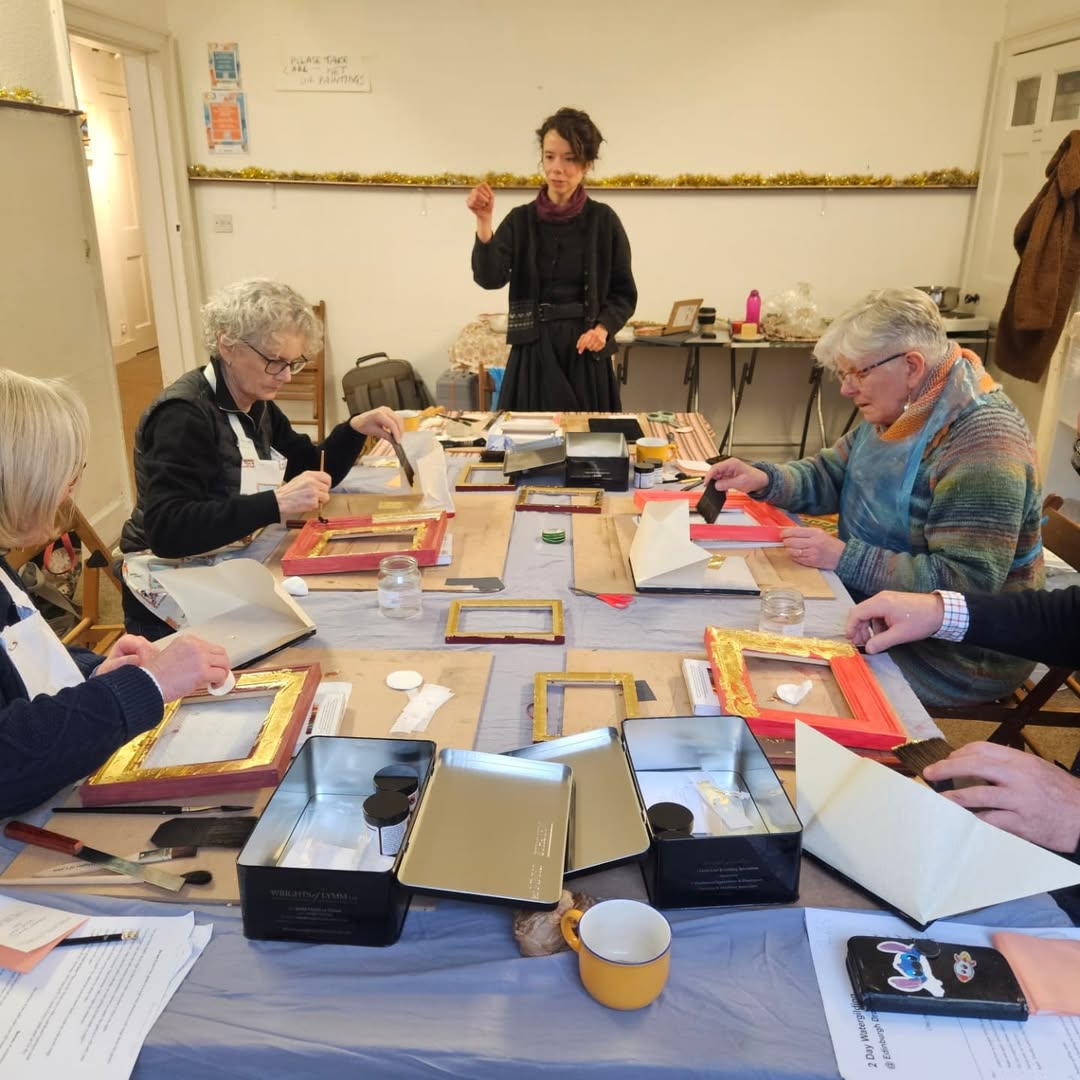 GoldLeafSupply's tweet photo. Jeni Frame brought the sparkle to Edinburgh with their incredible two-day gilding workshop at the Edinburgh Drawing School 🎨 The results? Stunning gilded frames 🖼

Stay tuned for future courses ⬇️
https://t.co/rHU89OS3HB https://t.co/CYkyAkOS4E