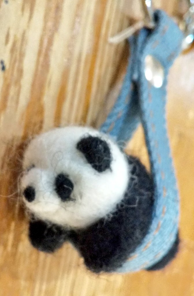 kansaitushin's tweet image. お迎え下さいました🐼✨
@moi2_keyco  moimoiさん
羊毛フェルトキーホルダーと
コースターです
ヘビ🐍とパンダ🐼キーホルダーは完売しました

通販も可能ですDMでご注文頂けます。気軽に問合せ下さいね

#年越しパンダ展2024 
#通販　#moimoi