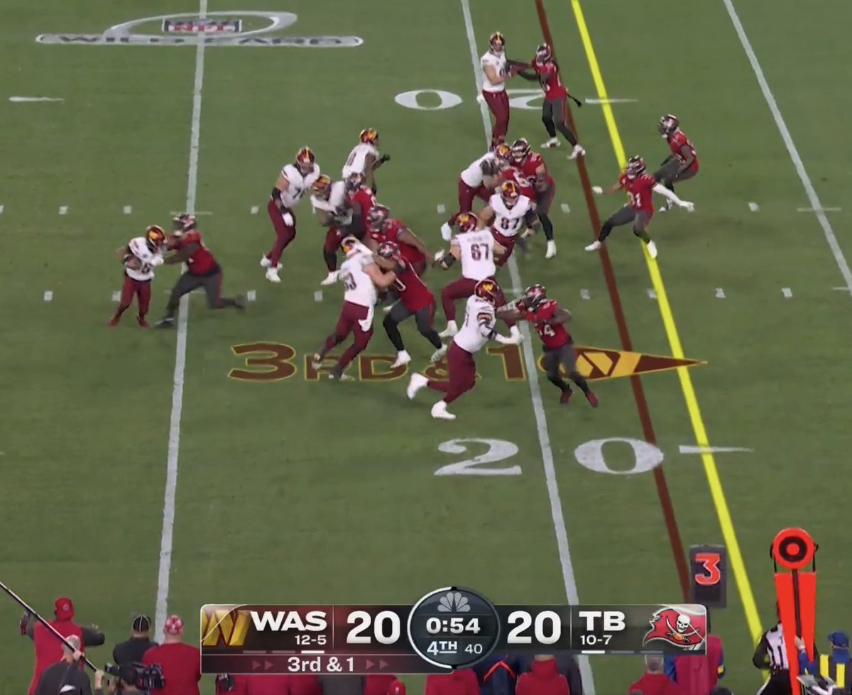 NFLMemes's tweet photo. This play resulted in a game-sealing first down for Jayden Daniels lmao https://t.co/642x0OUHR6