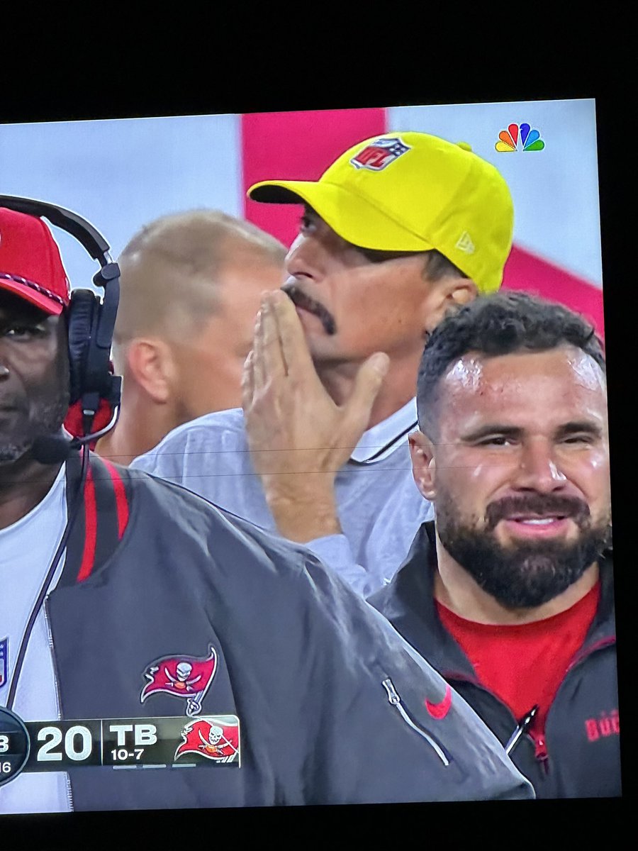 kthaman5's tweet photo. @jimmyfallon under cover on the  @Buccaneers bench! @FallonTonight https://t.co/A7XRJ6Msxn