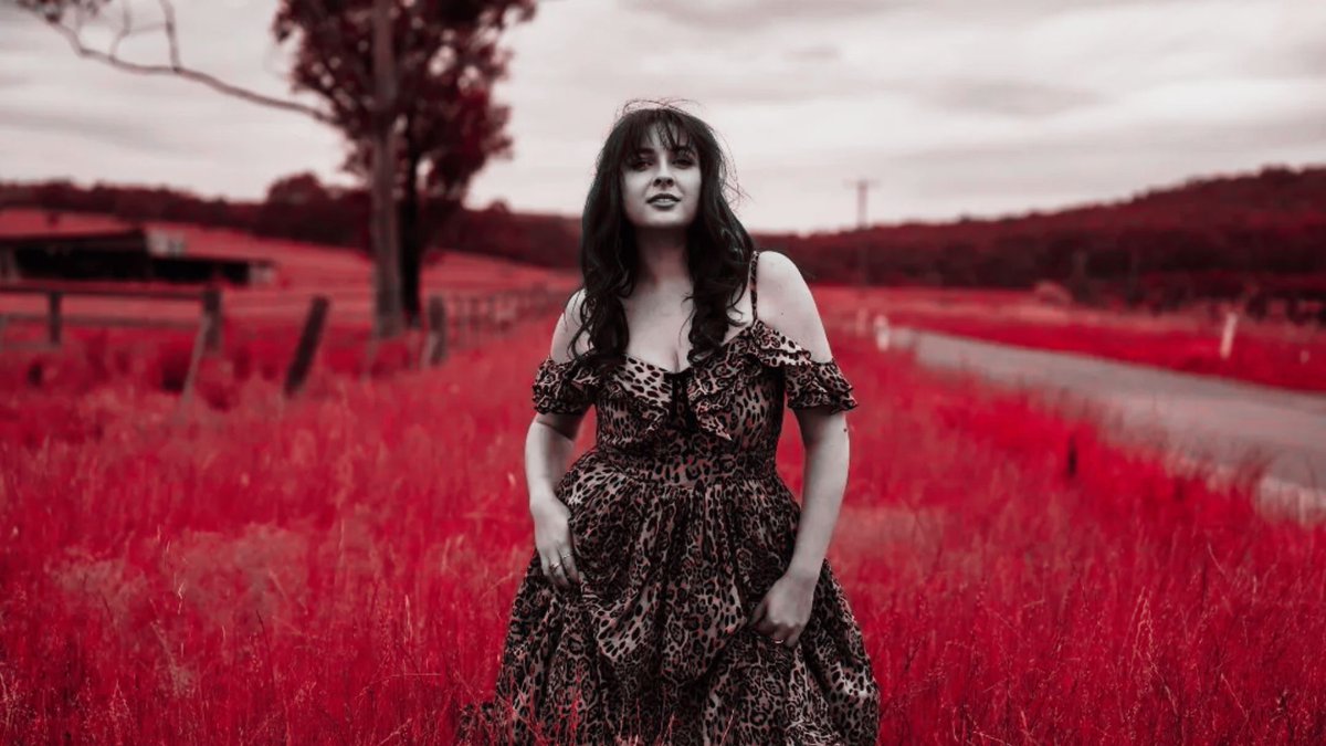 CountryHQ's tweet photo. @hiheyitspiper has set the stage for an explosive 2025 with her electrifying new single, "HEARTBRAKES" and you can read all about it at Country HQ
https://t.co/iw6XRh5WoN https://t.co/7PCi0YIvQP