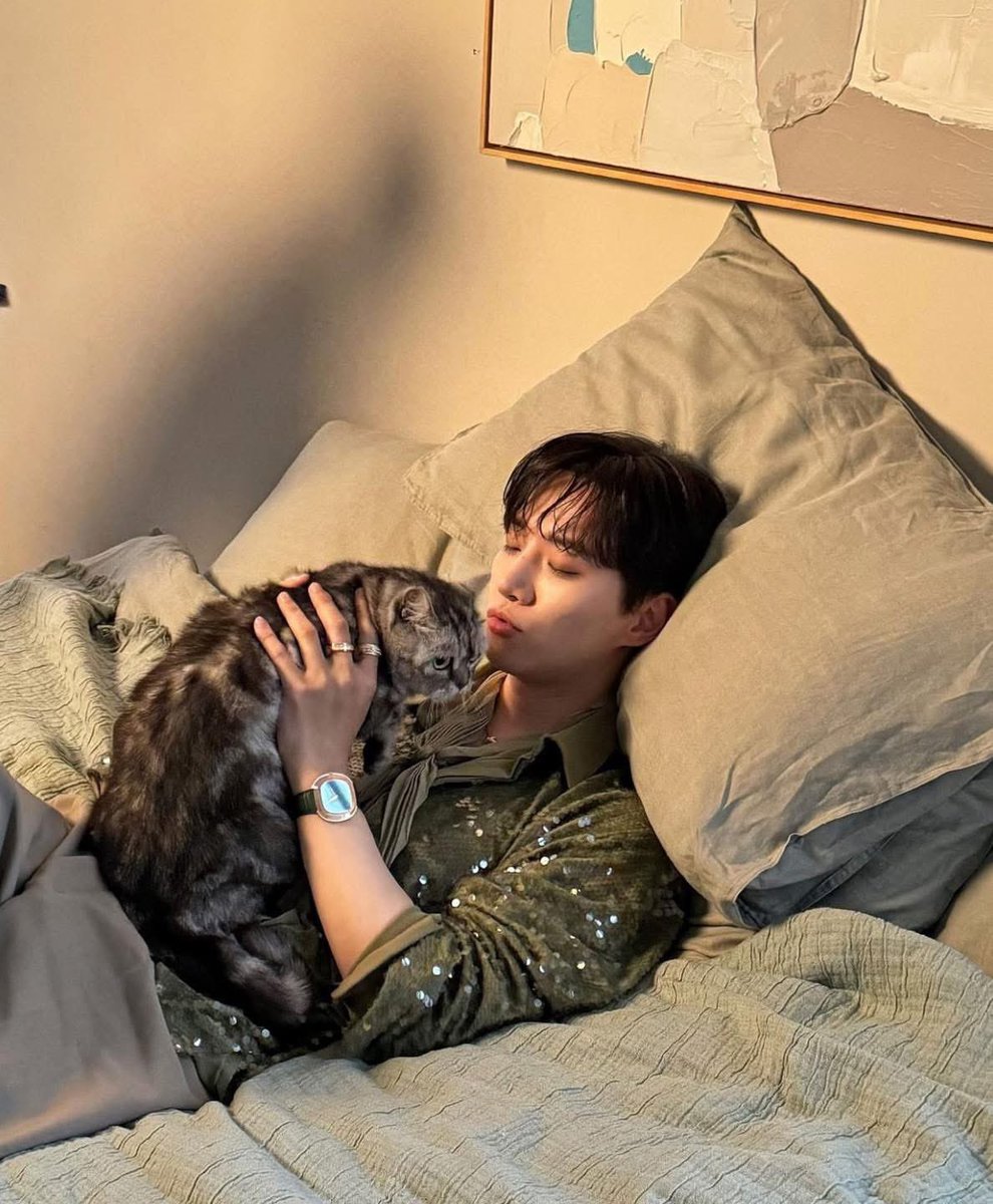 Pachinko star Kim Minha reportedly cast as fl with Lee Junho for Typhoon Boss! 

I can see their chemistry already! Both animal lovers. Great actors and the height difference is going to be super cute ! 🥰🤭