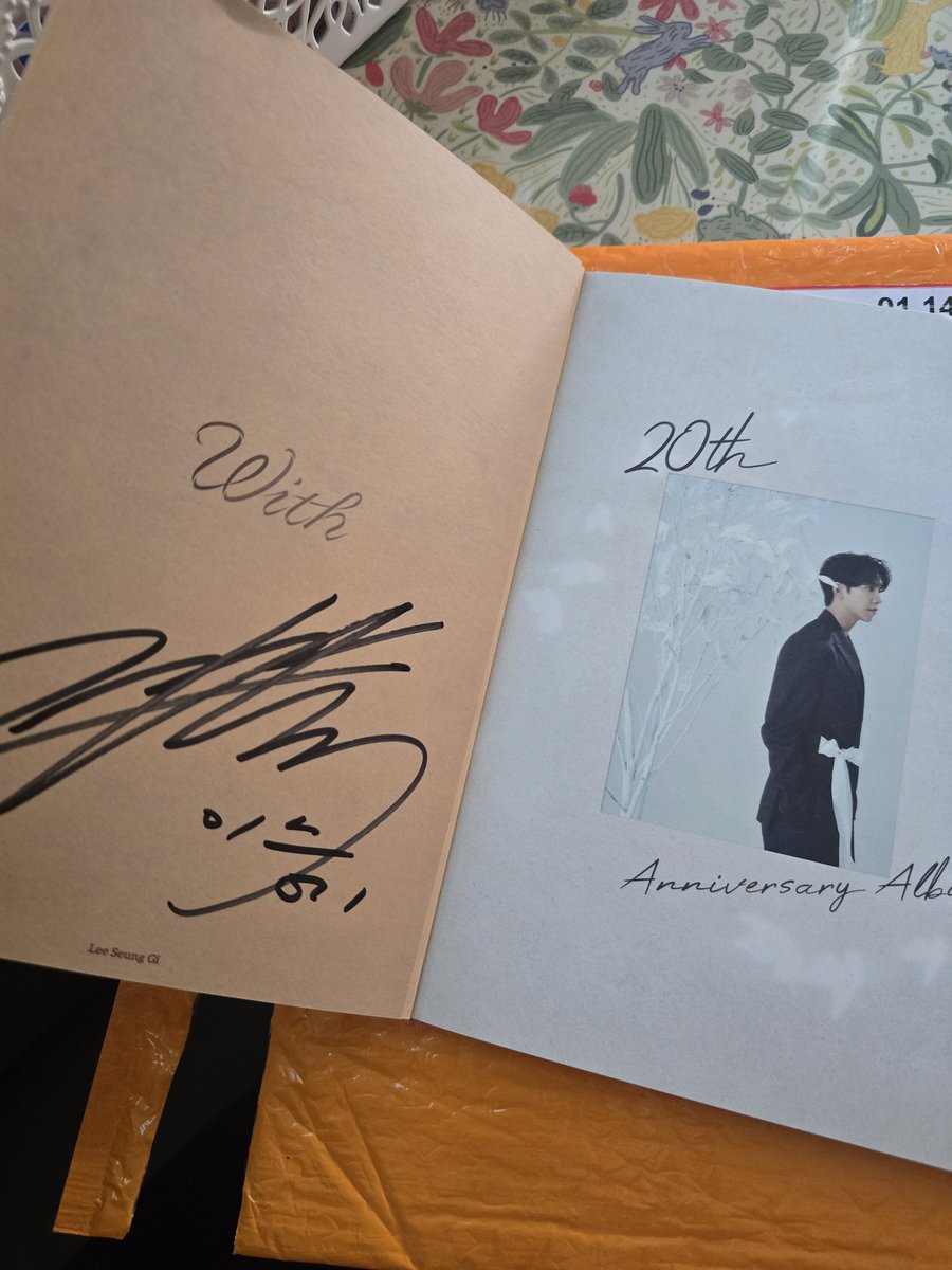 오빠생일인데...내가 선물받음;;
뭐햇는지 기억도 안나는데 지니에서 싸인씨디옴..;;
무튼땡큐네
