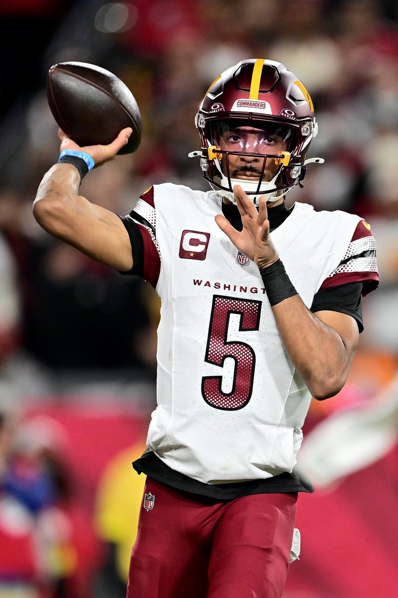 BleacherReport's tweet image. JAYDEN DANIELS IN HIS 1ST PLAYOFF GAME 😤

🔥 304 TOT YARDS
🔥 2 TD
🔥 24/35 PASS
🔥 Led final drive for GW FG

This rookie is DIFFERENT.