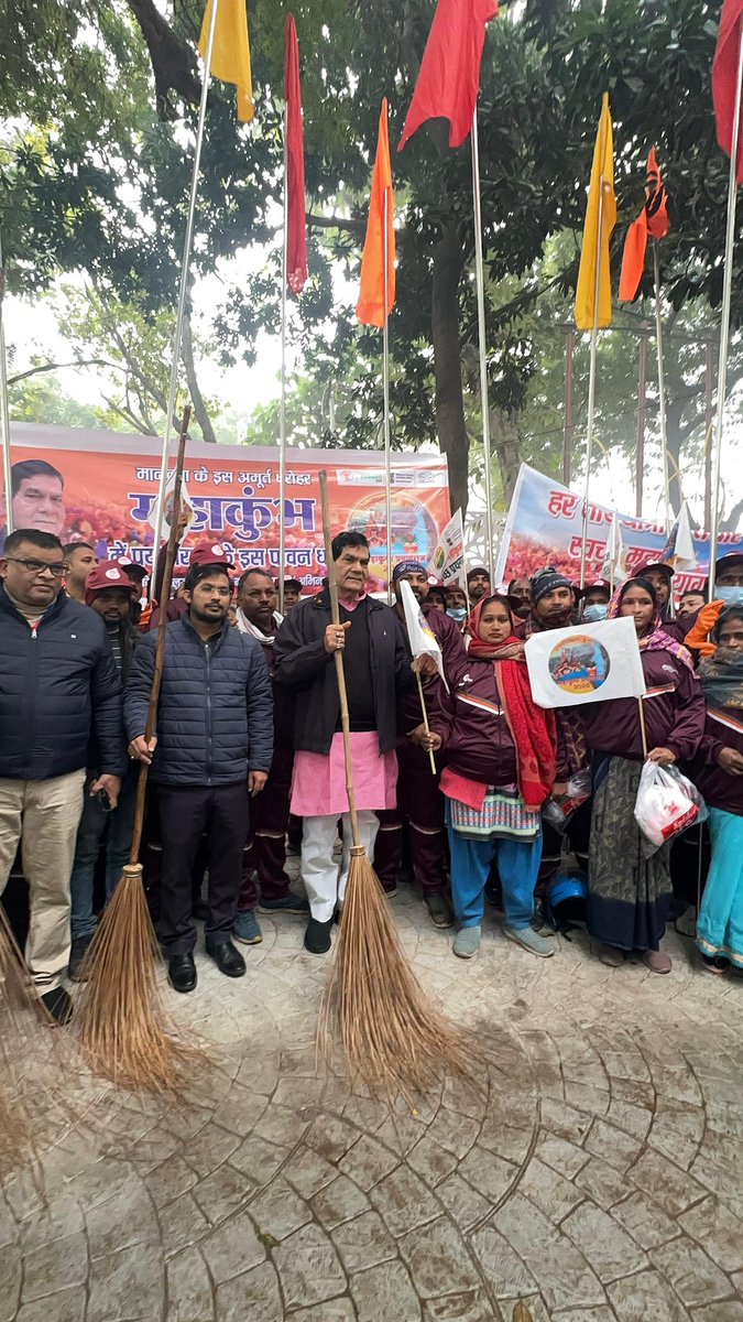 ये है उत्तर प्रदेश के नगर विकास मंत्री ए के शर्मा जी, प्रयागराज में शुरू हुए महाकुंभ में इन्होंने खुद ही मोर्चा संभाल रखा है न जात पात न किसी से भेदभाव..
महाकुंभ के सफल आगाज पर योगी मंत्रिमंडल को बधाई..
<a href="/amit9191259537/">DNM DIGITAL @lucknow</a> <a href="/aksharmaBharat/">A K Sharma</a>