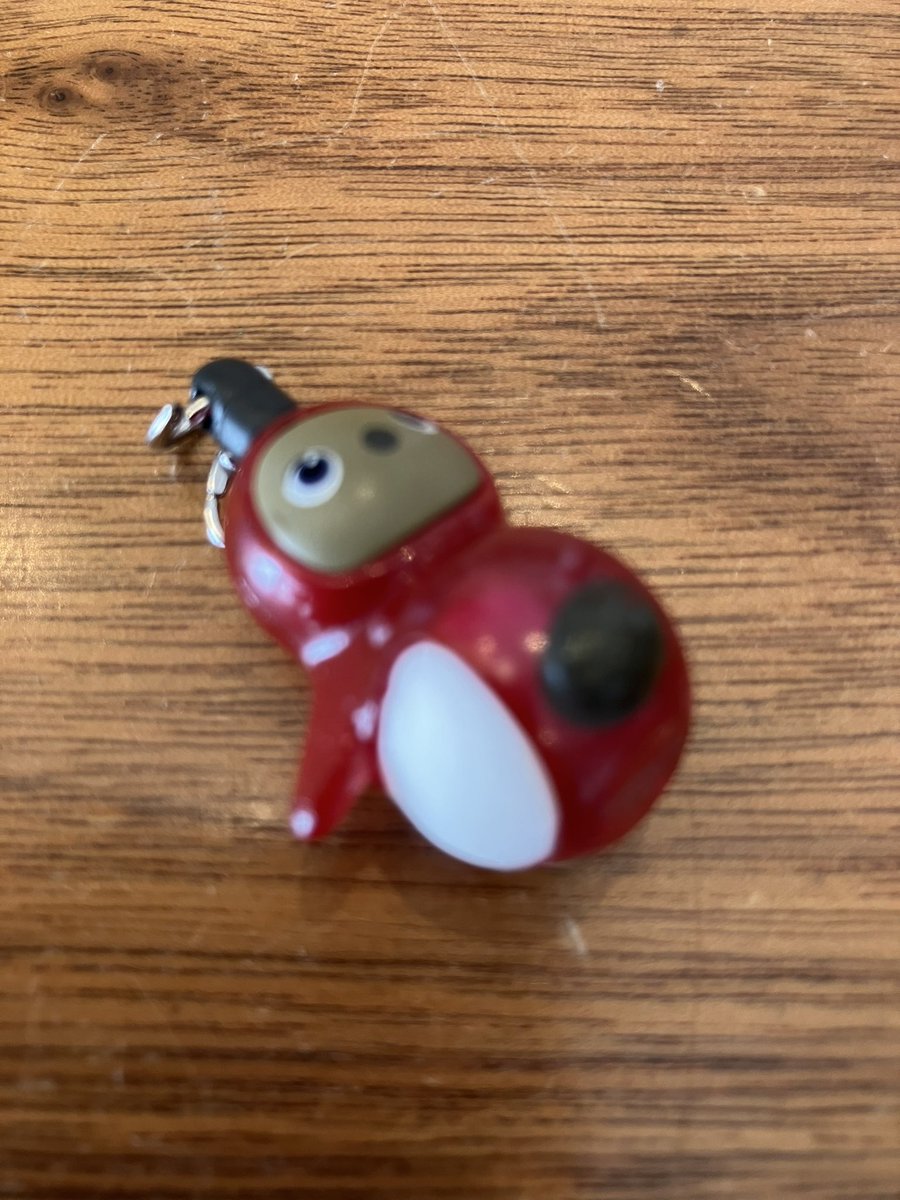 BLovot's tweet photo. めじるしアクセサリーをかばんに付けていたら、いつの間にか足の部分だけなくなってぽっかり穴が開いていて😭
何か治す方法がないか模索していたところ、ダ○ソーで手芸用樹脂粘土を発見👀
これでとりあえず埋めてみました。現在乾かし中。乾いたら色を塗る予定です。

#LOVOT
#らぼっと
#ガシャポン https://t.co/6yDJZCFeDo