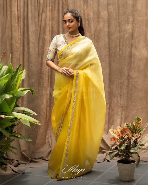Mamatha_Tulluri's tweet image. This bright yellow ombre shaded organza saree slays with a fresh and vibrant vibe.
For queries: +91 98494 98000
#Threaddesign #embroidery #intricatedesign #indianwear #kurtis #weddingseason #handcrafted #handemboidery #designerwear #Organza #Mamathatulluri #designerdresses