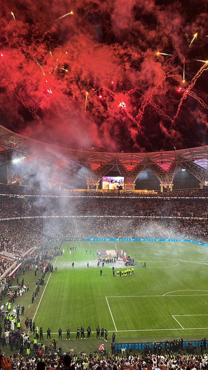 bs888o's tweet photo. @AbuOmar_FCB من احفالات الكاس 😜 https://t.co/knJvuTazoF
