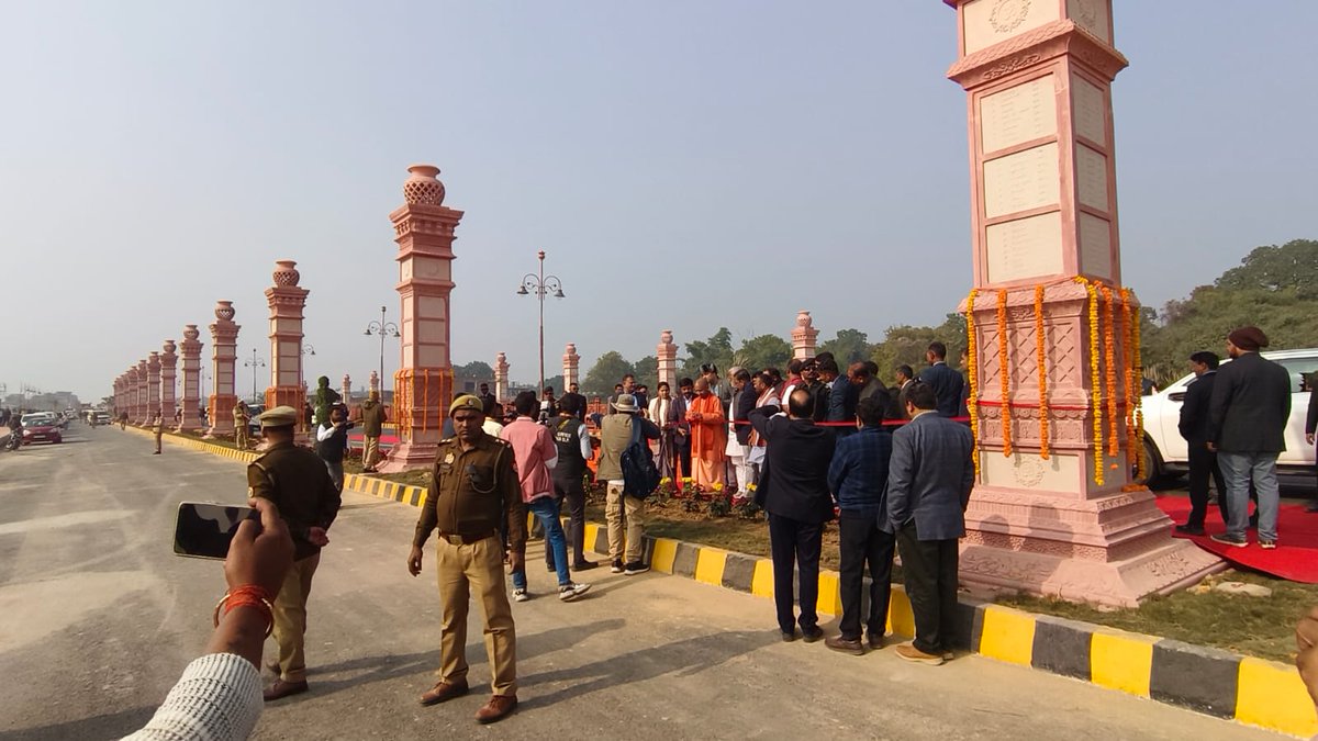 प्रयागराज की आध्यात्मिक विरासत का नया आयाम: माननीय मुख्यमंत्री श्री <a href="/myogiadityanath/">Yogi Adityanath</a> जी ने एयरपोर्ट मार्ग पर 84 भव्य स्तंभों का किया लोकार्पण। #MahakumbhPrayagraj2025