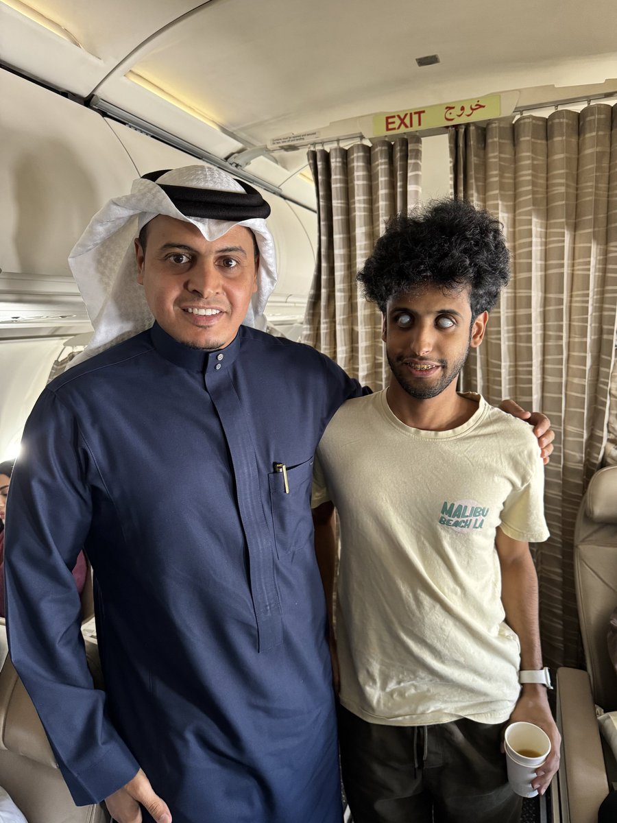 mansoursolami's tweet photo. تشرفت بلقاء كابتن نادي الوحدة السابق الدكتور سلطان اللحياني على متن رحلة من رحلات الخطوط السعودية@sultan0018
قمة في التواضع من الكابتن سعدنا بلقائه وتشرفت باخذ صورة جميلة معه
شكرا كابتن على روحك الجميلة https://t.co/dQ7MJz0eFQ