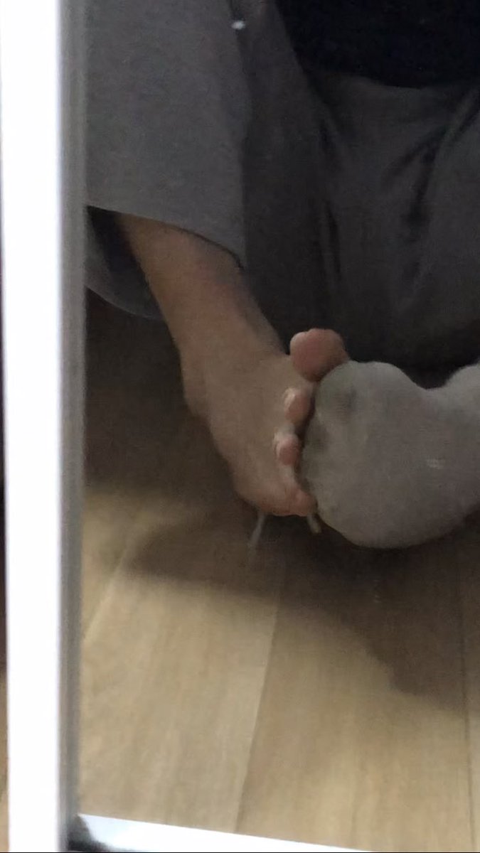 연습삼아 찍어본 영상 두개 일괄로 판매합니다. 

1. 꼼지락+뒷부분 짧게 풋잡동작 1분 44초
2. 발에 침뱉고 비비기 2분 43초

구매문의 라인 mmsu275
#남자흰양말 #남자신던양말 #남자발 #남자발페티쉬 #남자양말 #남자양말판매 #남자발영상 #발영상판매