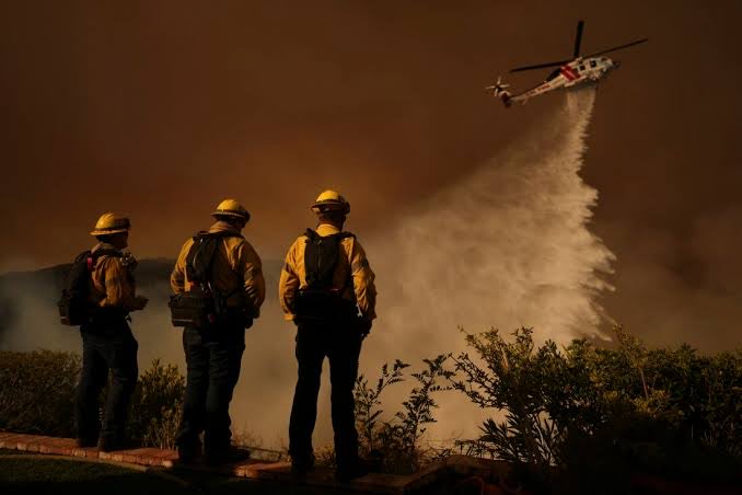 WilliamB_pitt's tweet photo. The fire keep on getting intense everyday. May God safe what’s left of the neighborhood https://t.co/LVobD63kc3