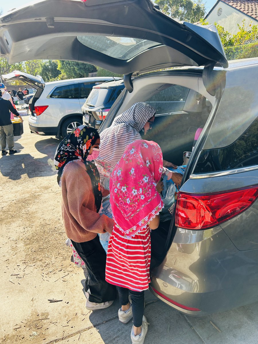 Bohras_USA's tweet image. In the midst of the devastation of the #PalisadesFire, which has forced the evacuation of 105,000 @CountyofLA residents, @ProjectRiseDB volunteers from the #OrangeCounty and #InlandEmpire #DawoodiBohra community banded together to supply wildfire relief donations at the South…