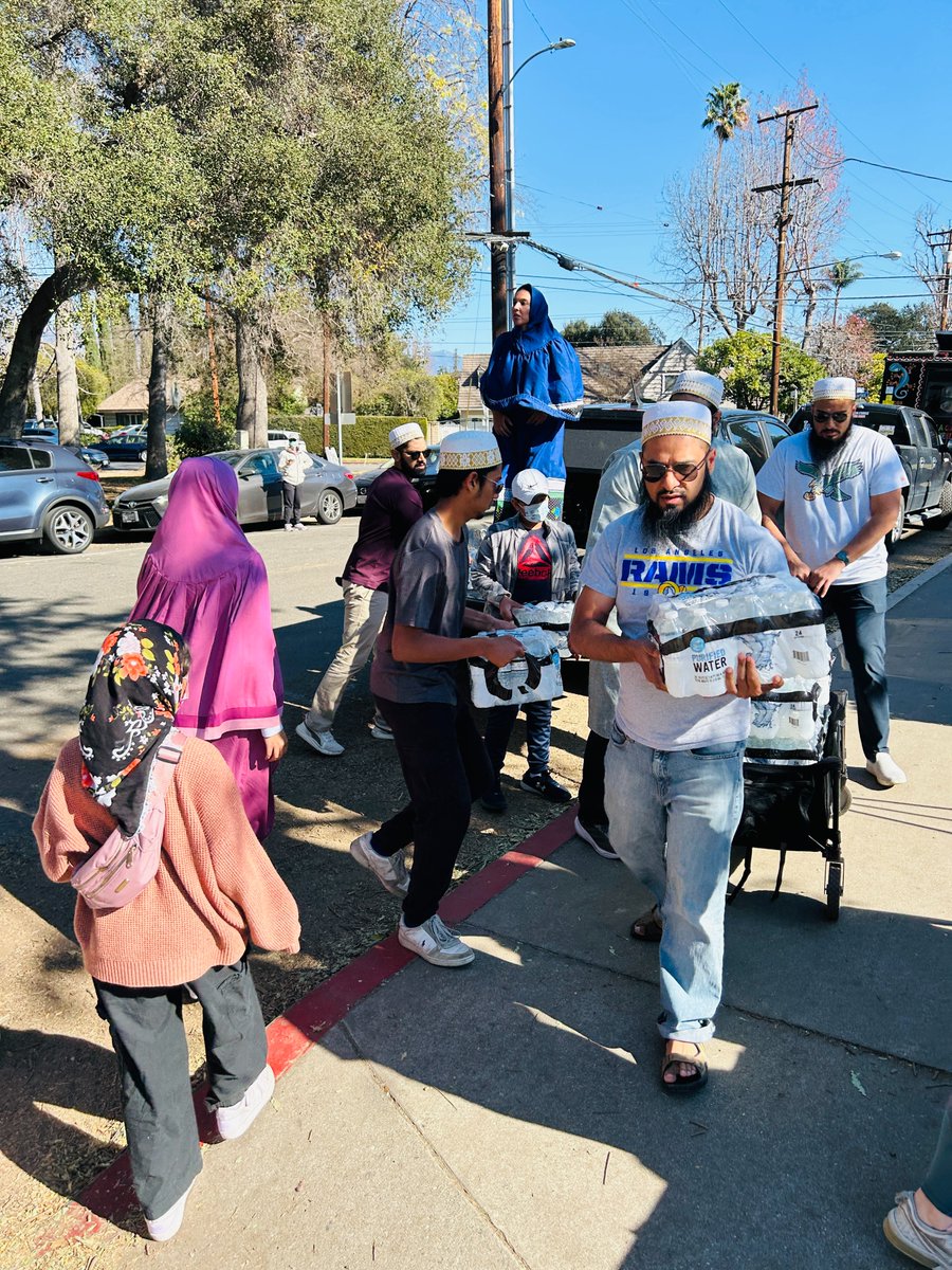 Bohras_USA's tweet image. In the midst of the devastation of the #PalisadesFire, which has forced the evacuation of 105,000 @CountyofLA residents, @ProjectRiseDB volunteers from the #OrangeCounty and #InlandEmpire #DawoodiBohra community banded together to supply wildfire relief donations at the South…