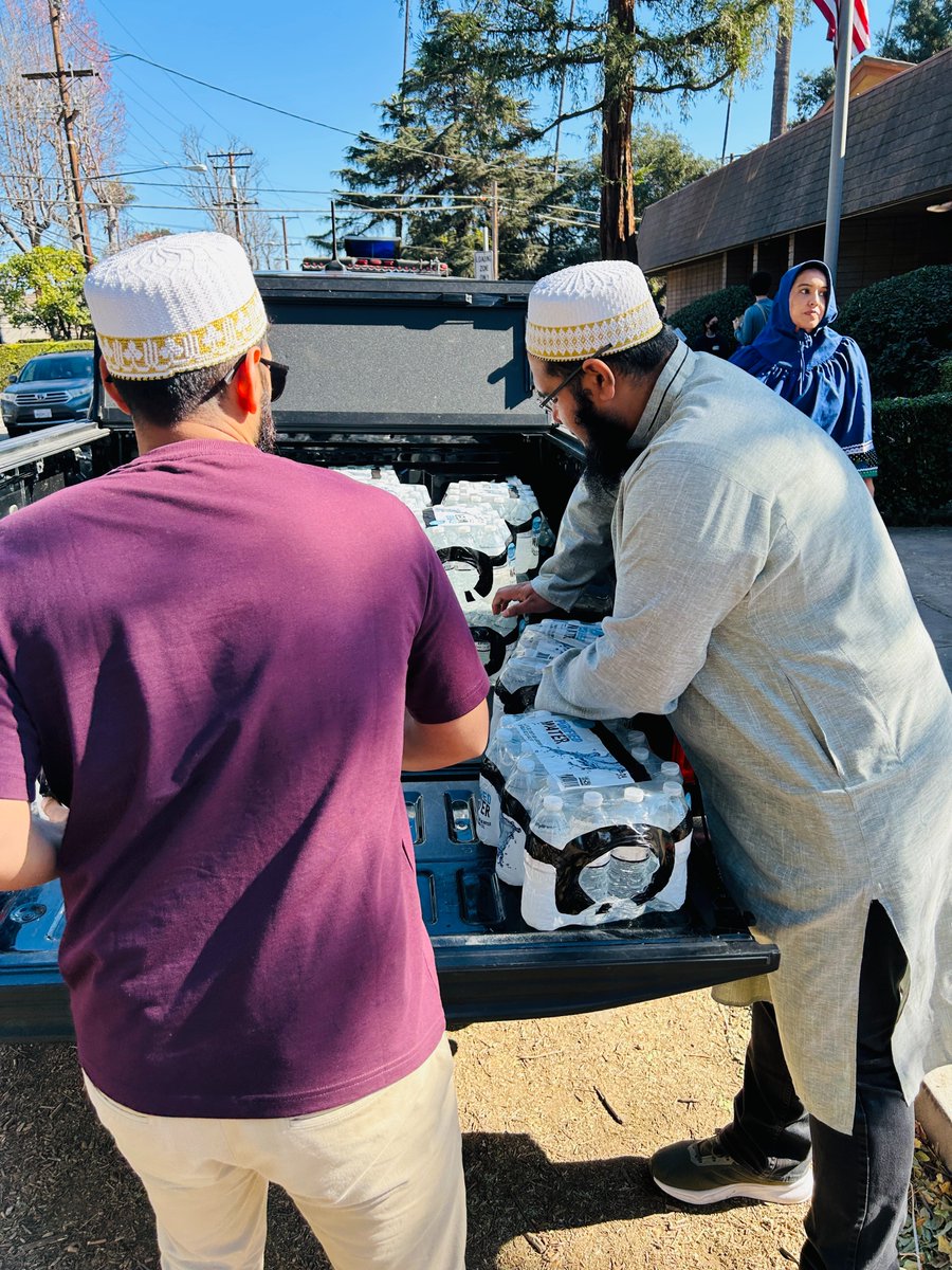 Bohras_USA's tweet image. In the midst of the devastation of the #PalisadesFire, which has forced the evacuation of 105,000 @CountyofLA residents, @ProjectRiseDB volunteers from the #OrangeCounty and #InlandEmpire #DawoodiBohra community banded together to supply wildfire relief donations at the South…