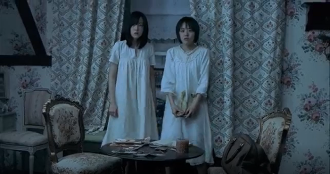 나는 이 영화 떠올릴때 벽지랑 돌이킬 수 없는 걸음 음악이랑, 염정아씨 립스틱 색 세가지만 기억하고 있다. 줄거리... 희미함...😅😅Translate post